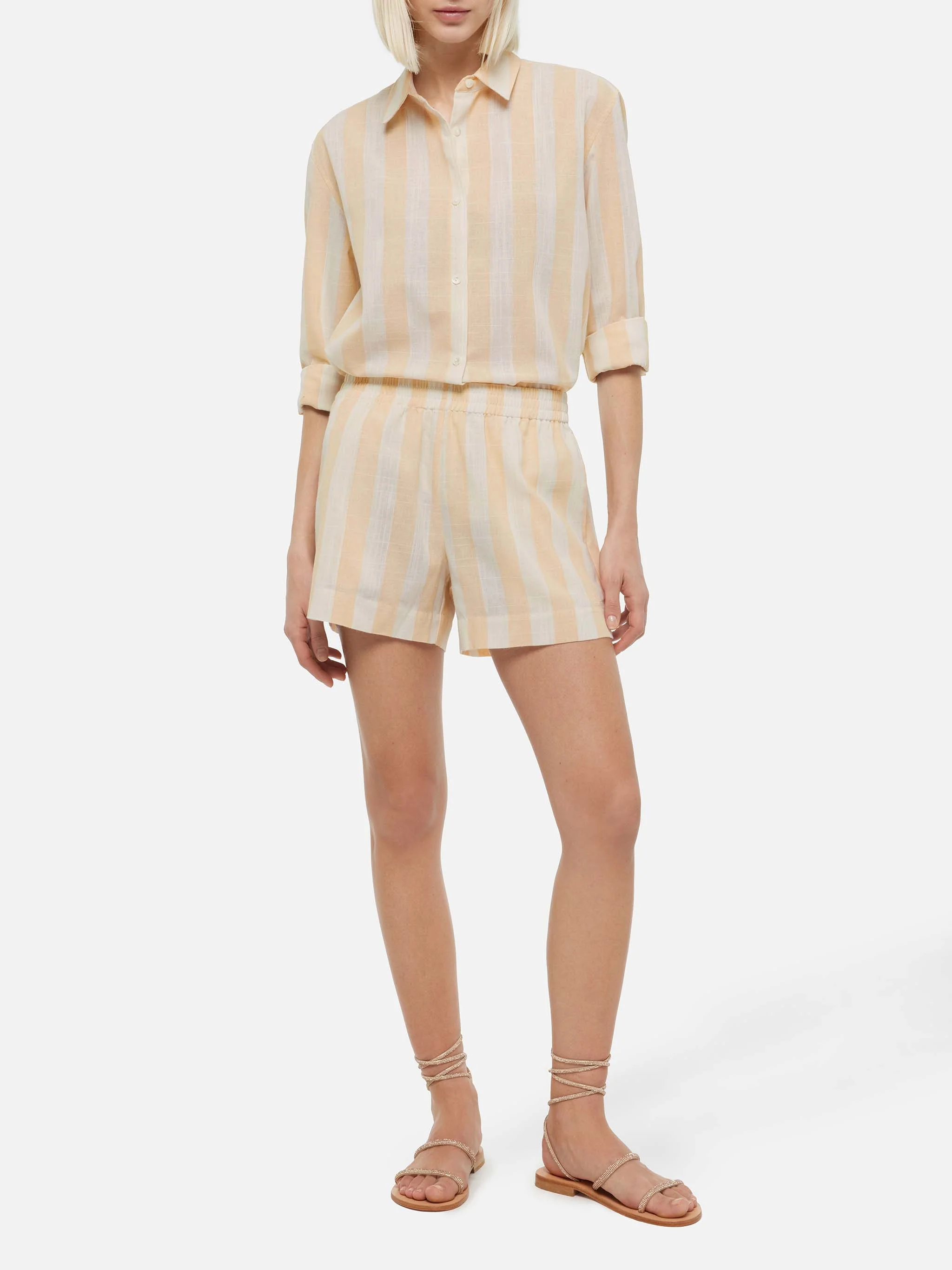 Meave linnen pull-up shorts met beige streepmotief.