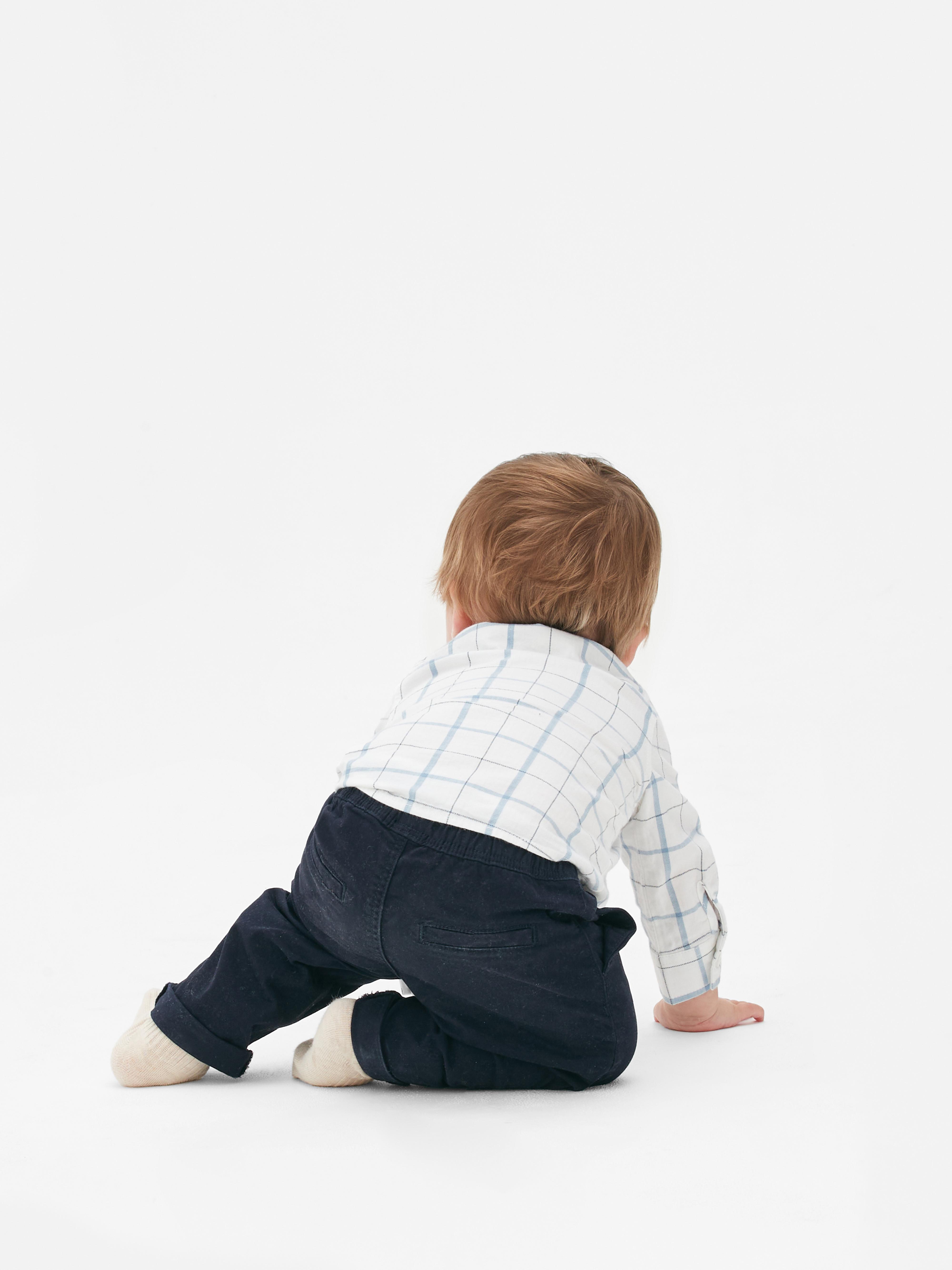 Pantaloni chino elastici Pantaloni chino cu buzunare laterale și manșete suflecate