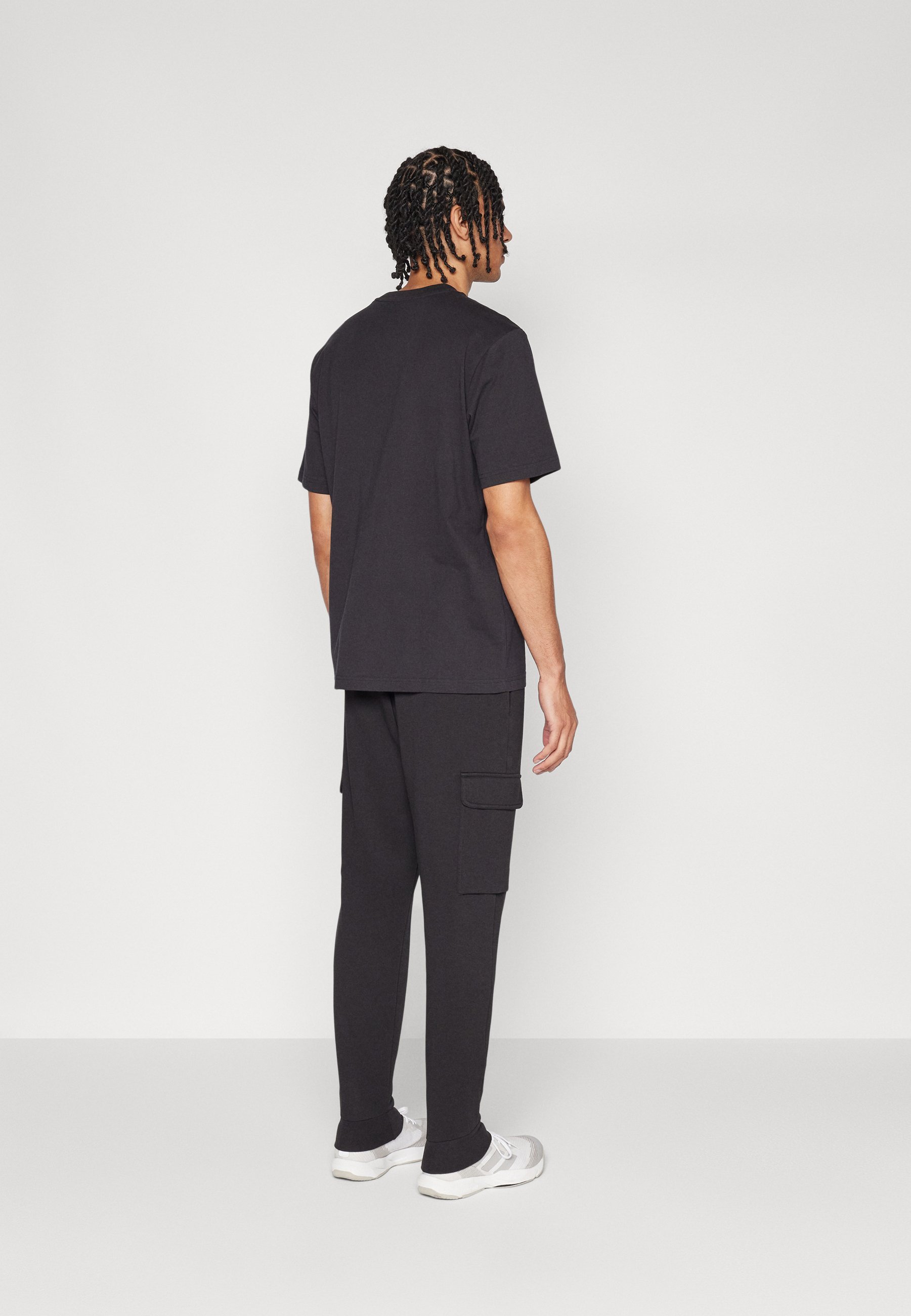 adidas Sportswear ESSENTIALS FEEL COZY CARGO - Treningsbukse - black/white