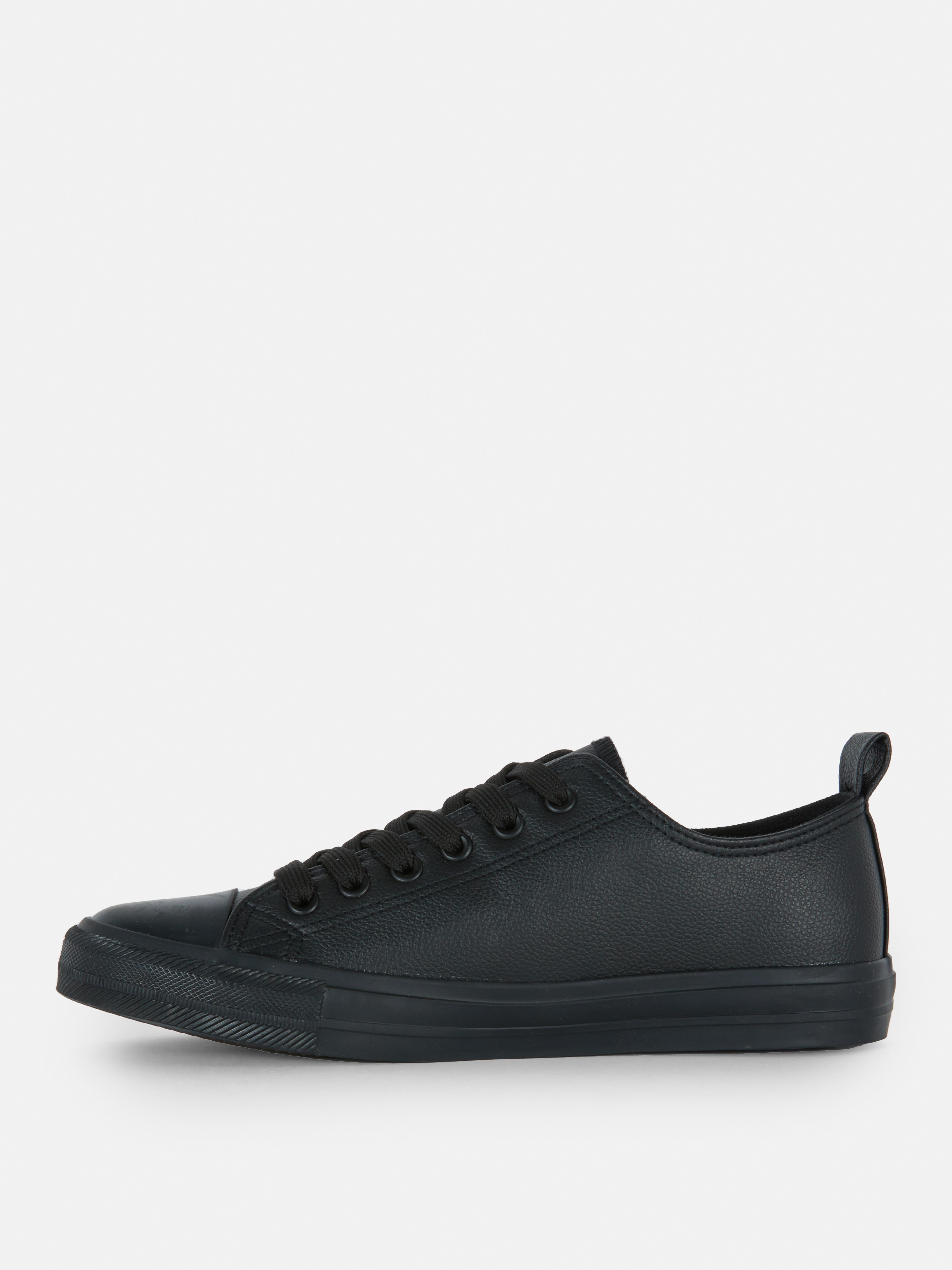 Sneakers basse in similpelle. Scegli uno stile skate completo con queste sneakers in similpelle.