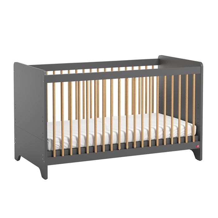 Set completo per la camera da letto, comprensivo di culla trasformabile, fasciatoio e armadio a 1 anta, nei colori Vox Leaf Grey e legno.
