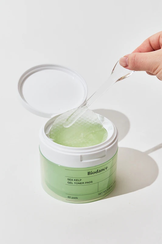 Biodance Sea Kelp Gel Toner Pads ir nomierinoši, tonizējoši sejas spilventiņi.