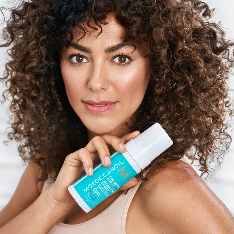 Mousse de controle de cachos Moroccanoil Curl Curl para cabelos cacheados.