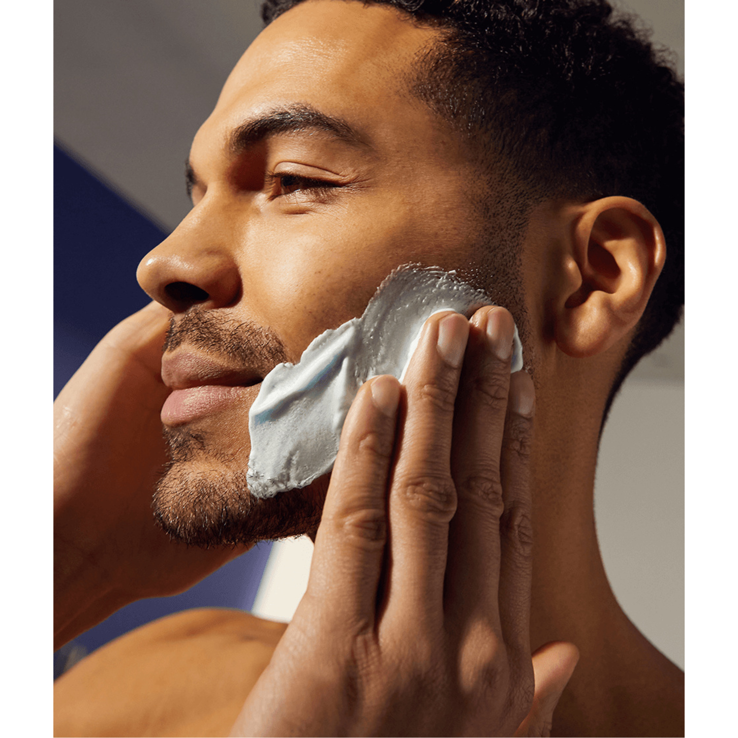Nivea hladilna pena za britje 200 ml Sensitive