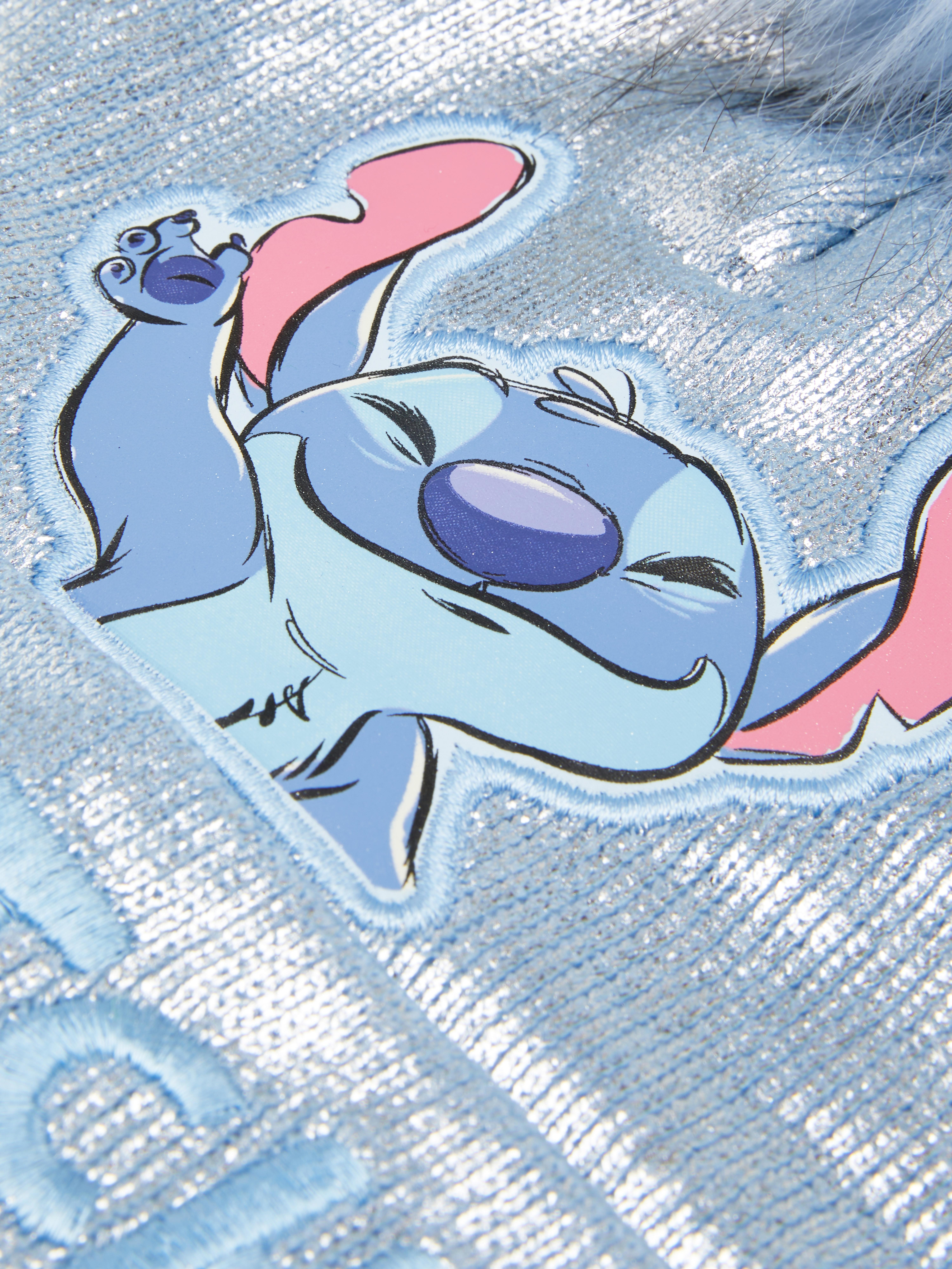 Căciulă Disney Stitch cu pompom O căciulă strălucitoare Disney Stitch cu aplicații și broderie, completată cu un pompom în partea de sus