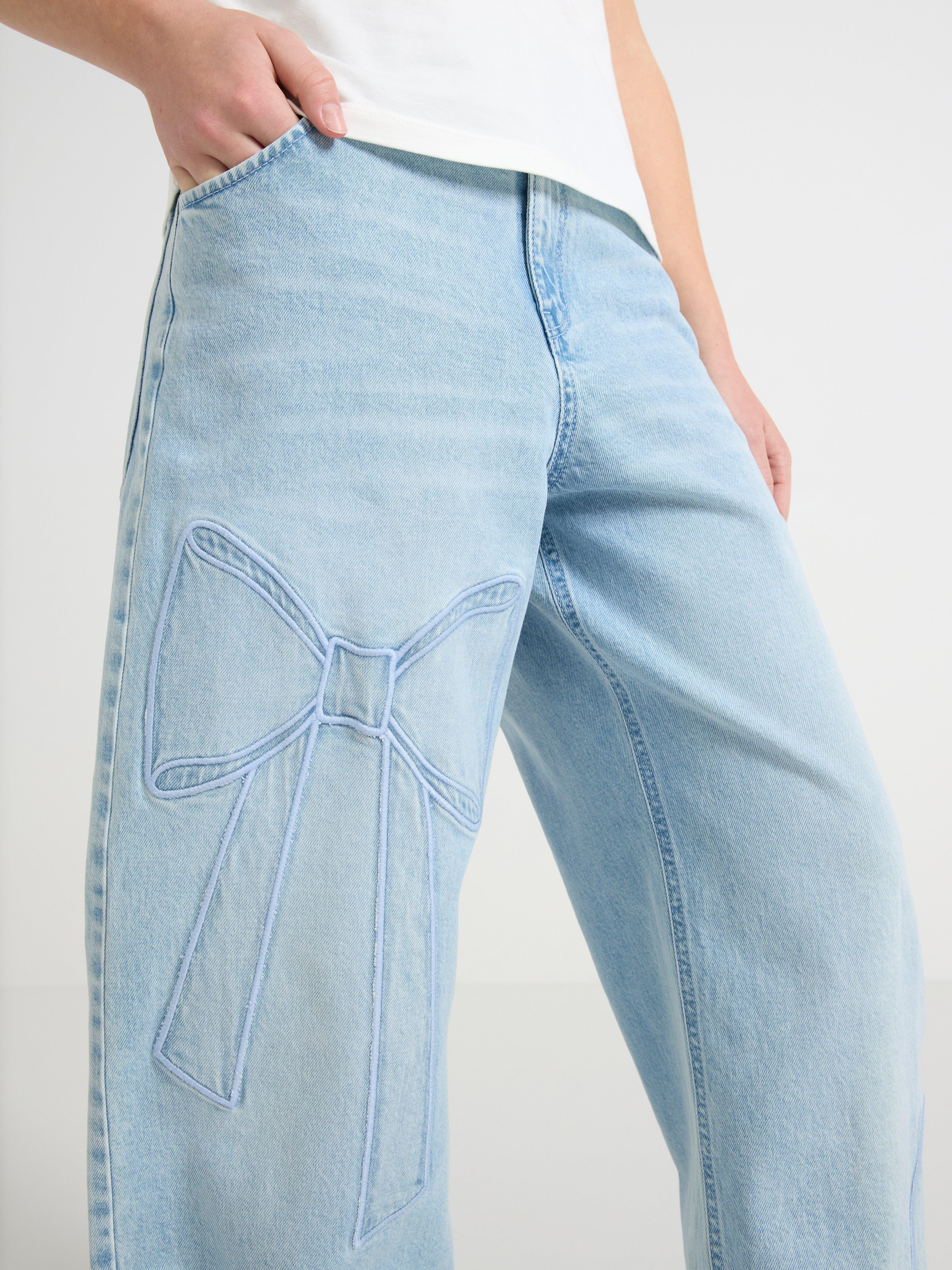 Vaqueros VEGA de pierna ancha con bordados, denim claro.