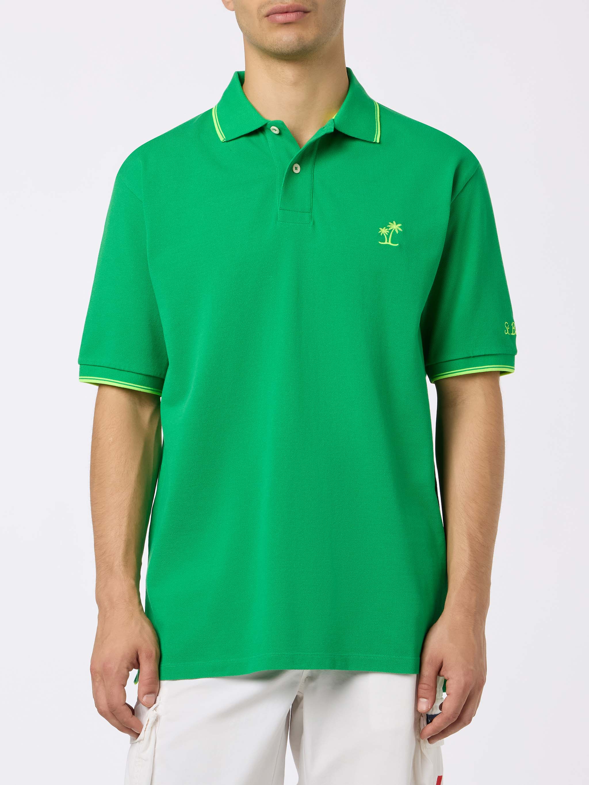 Herenpoloshirt van Beverly Hills Green, gemaakt van katoenpiqué, met palmboomborduurwerk.