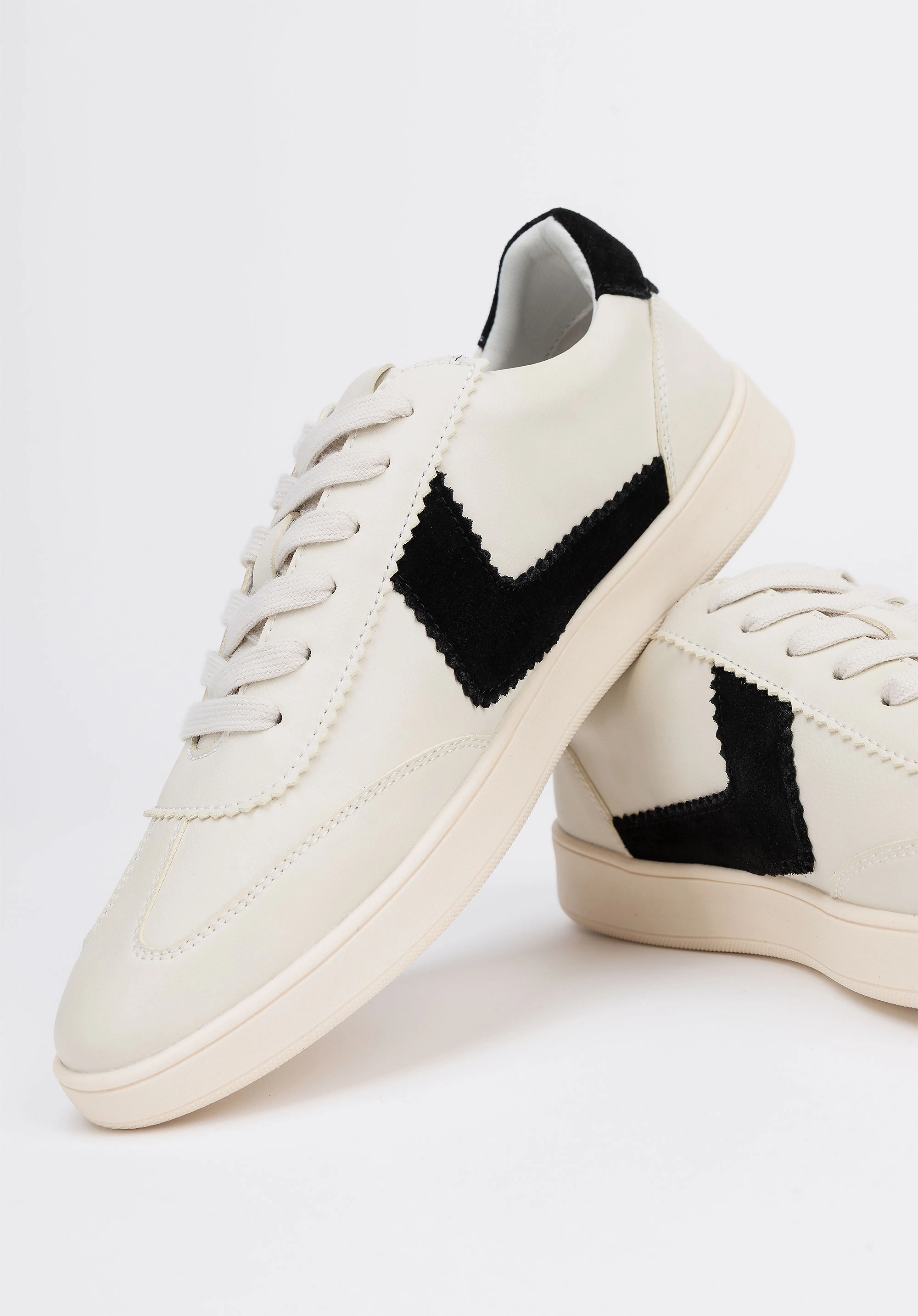 Zamszowe sneakersy z kontrastowymi wstawkami z ekoskóry beżowo - czarne