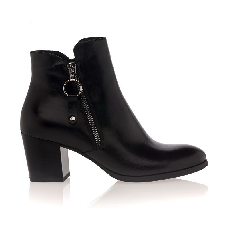 Schwarze Damenstiefel / Stiefeletten