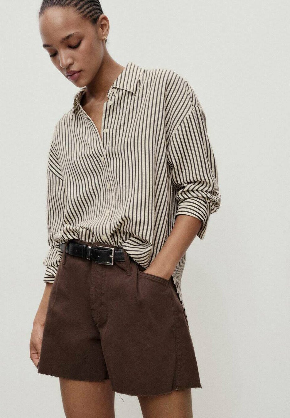 Mango MET GERAFELDE ZOMEN EN PLOOIEN - Denim shorts - bruin