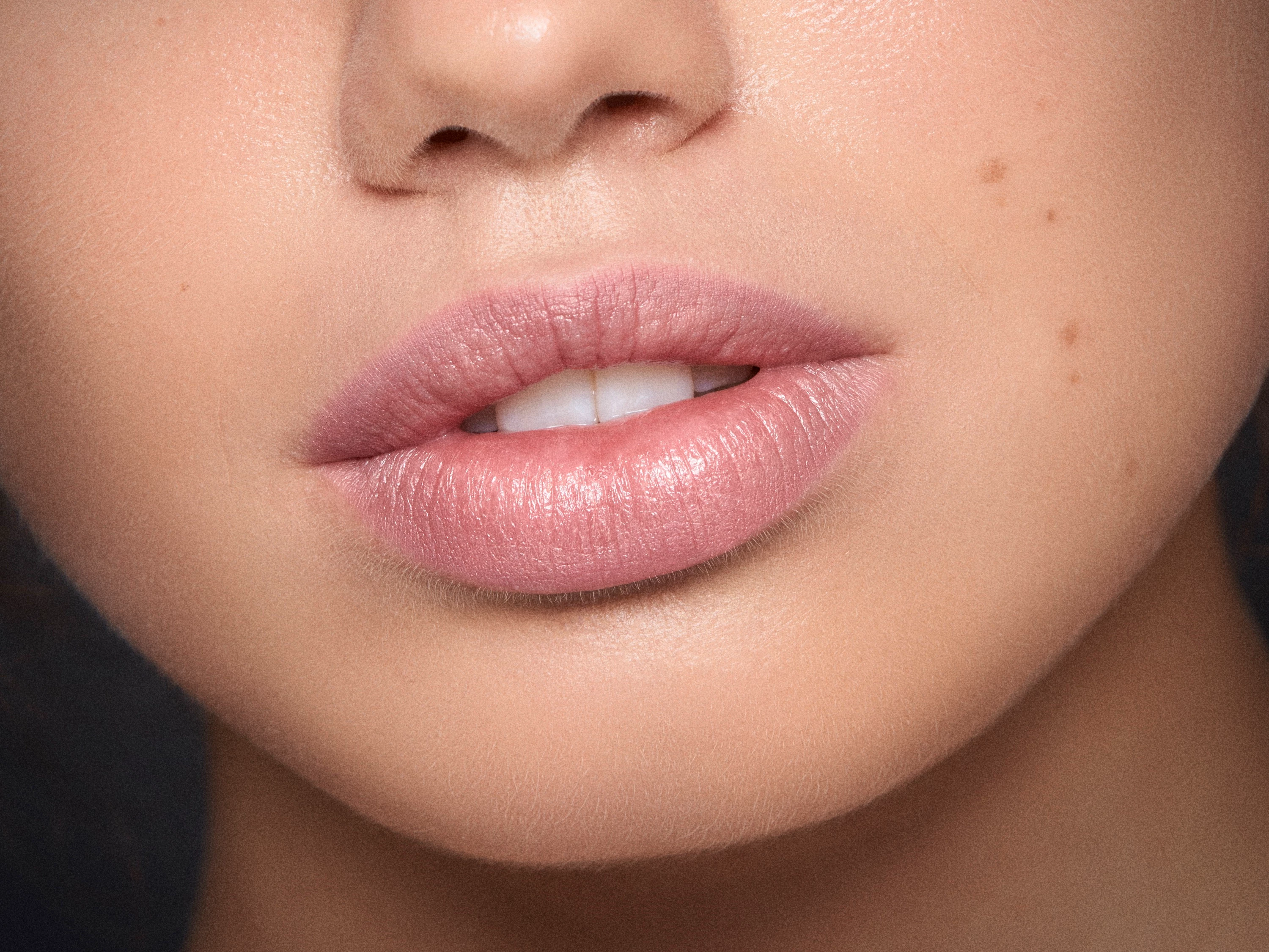 Kontúrozó és feltöltő ajakkontúrceruza nude színben - BeautyAct