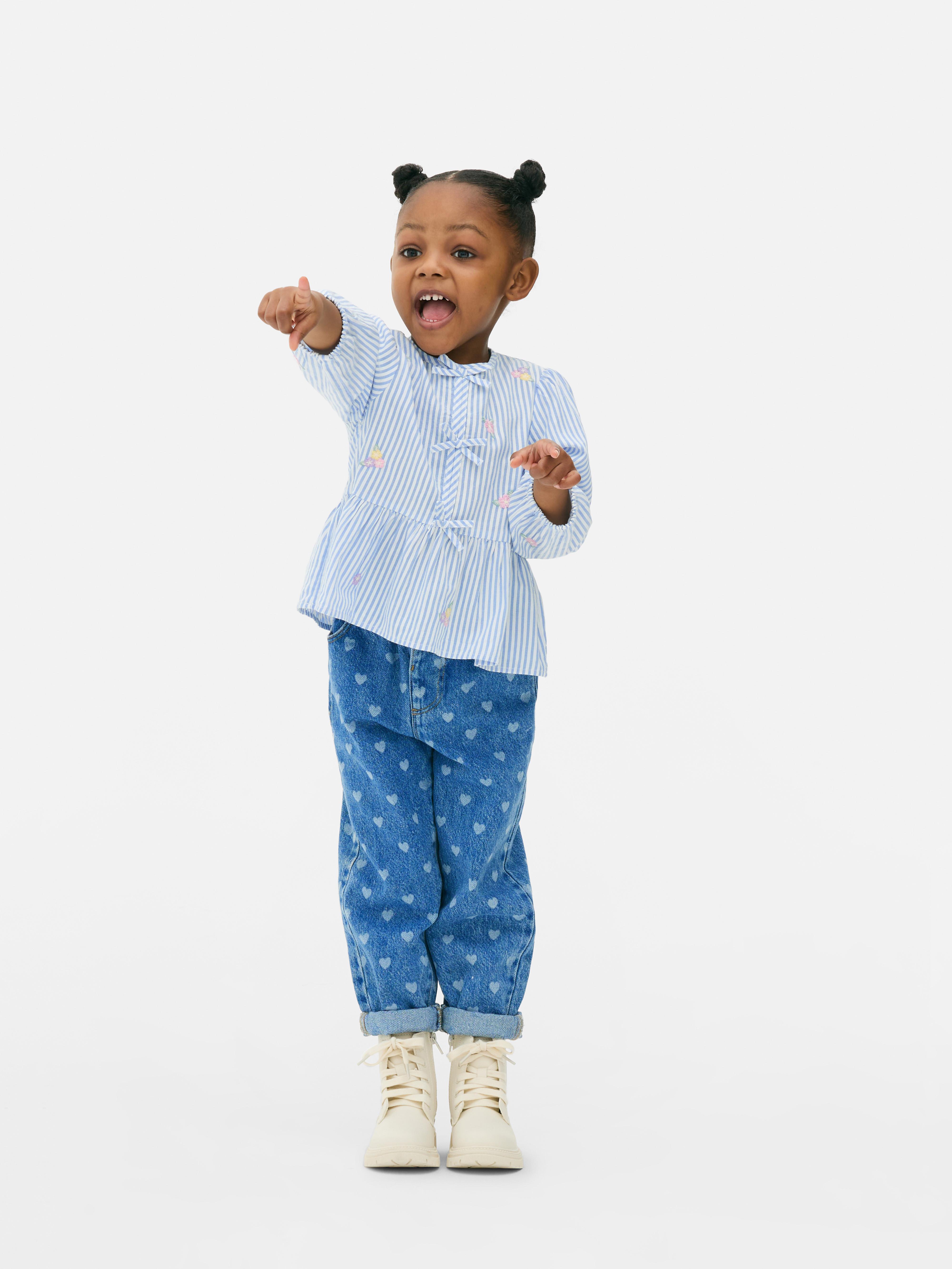 Bluse mit Blumenmuster und Schleife. Eine Bluse mit Schleife, langen Ärmeln, Blumenstickerei und einem Schlüssellochverschluss am Rücken.