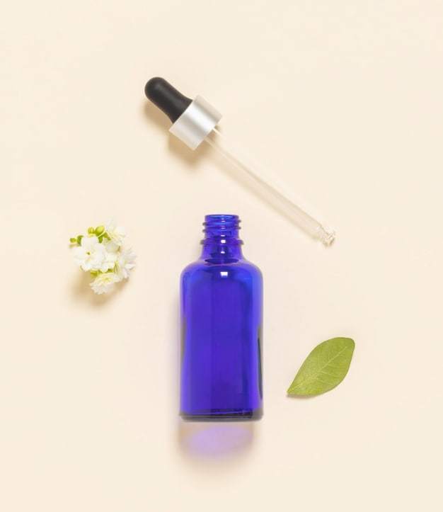 50 ml niebieska szklana butelka z kroplomierzem i dyszą DIN18