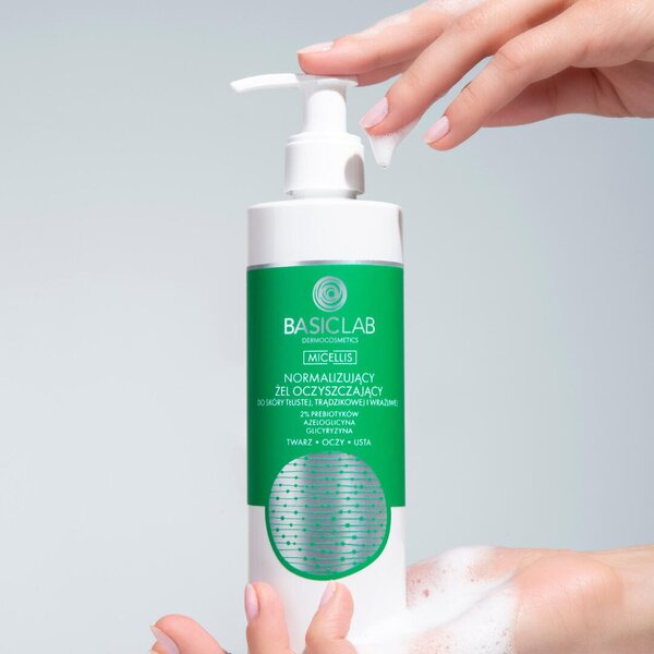 Čisticí gel BasicLab pro mastnou pleť se sklonem k akné 300 ml