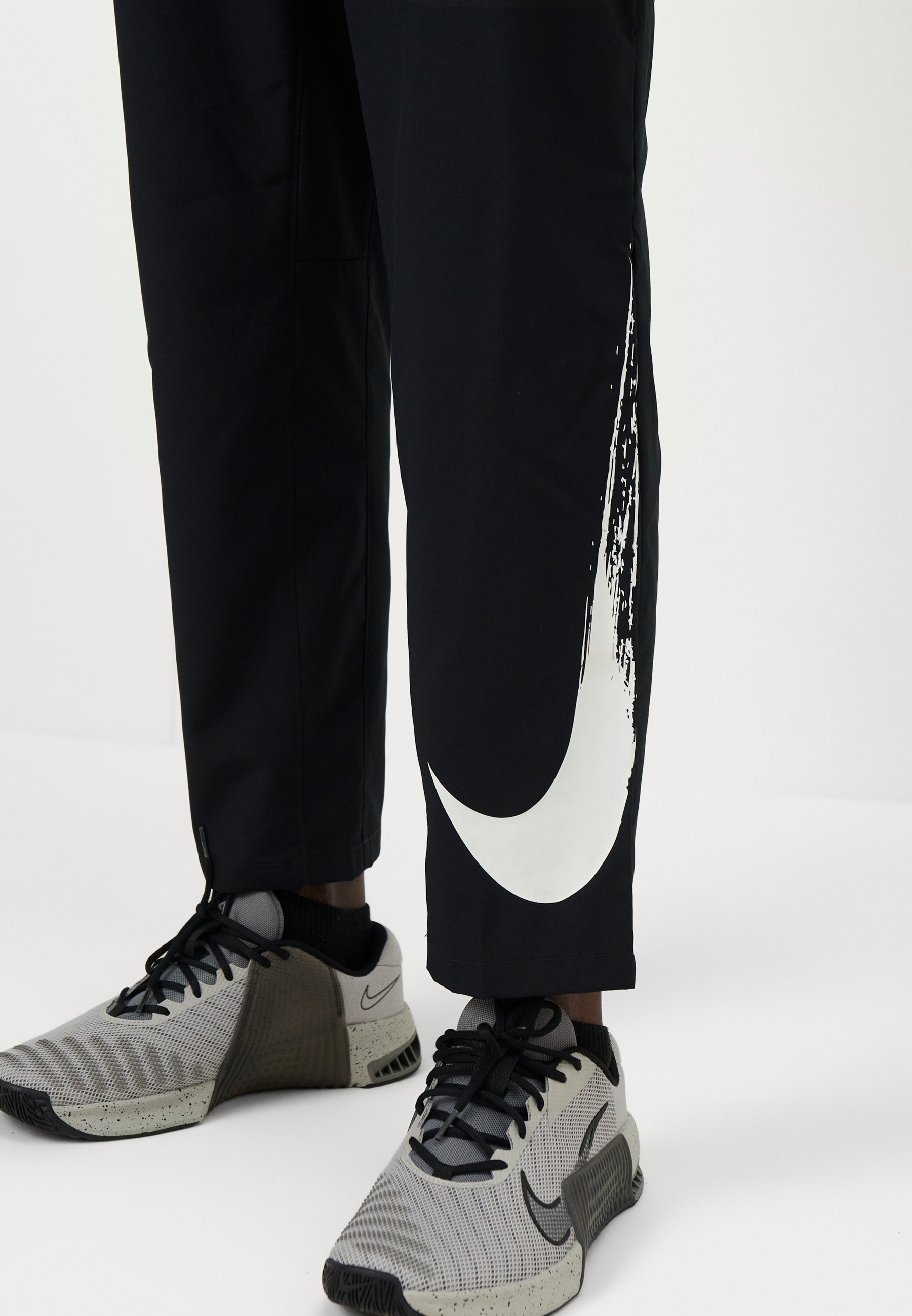 Nike Performance FORM PANT – Trainingshose – schwarz/weiß