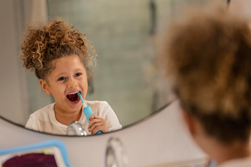 Escova de dentes elétrica sônica Philips Sonicare For Kids HX6322/04 para crianças com conexão Bluetooth.