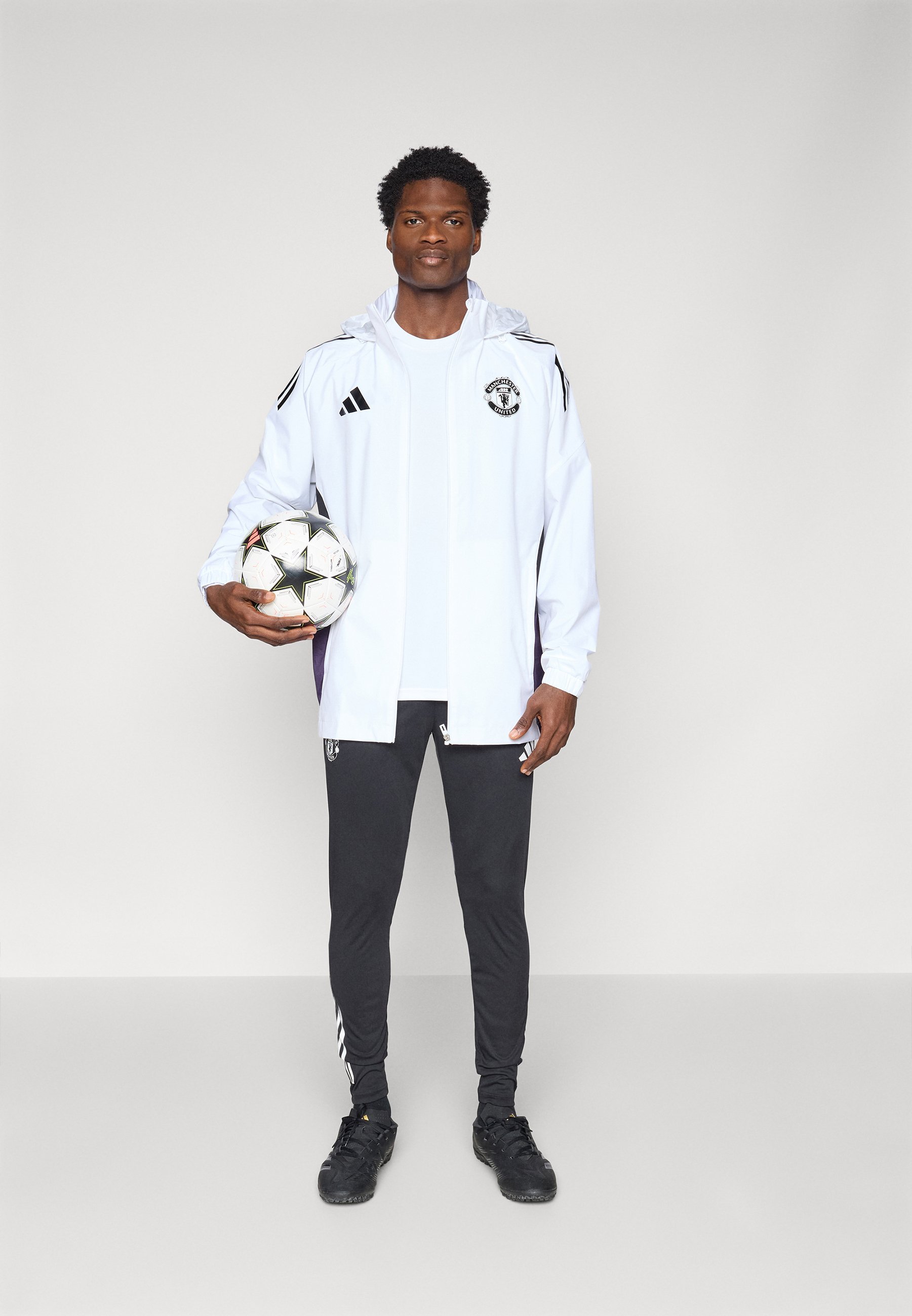 adidas Performance MANCHESTER UNITED 25/26 COMPETITION ALL WEATHER JACKET - Odzież klubowa - biały/aurora śliwkowy/czarny