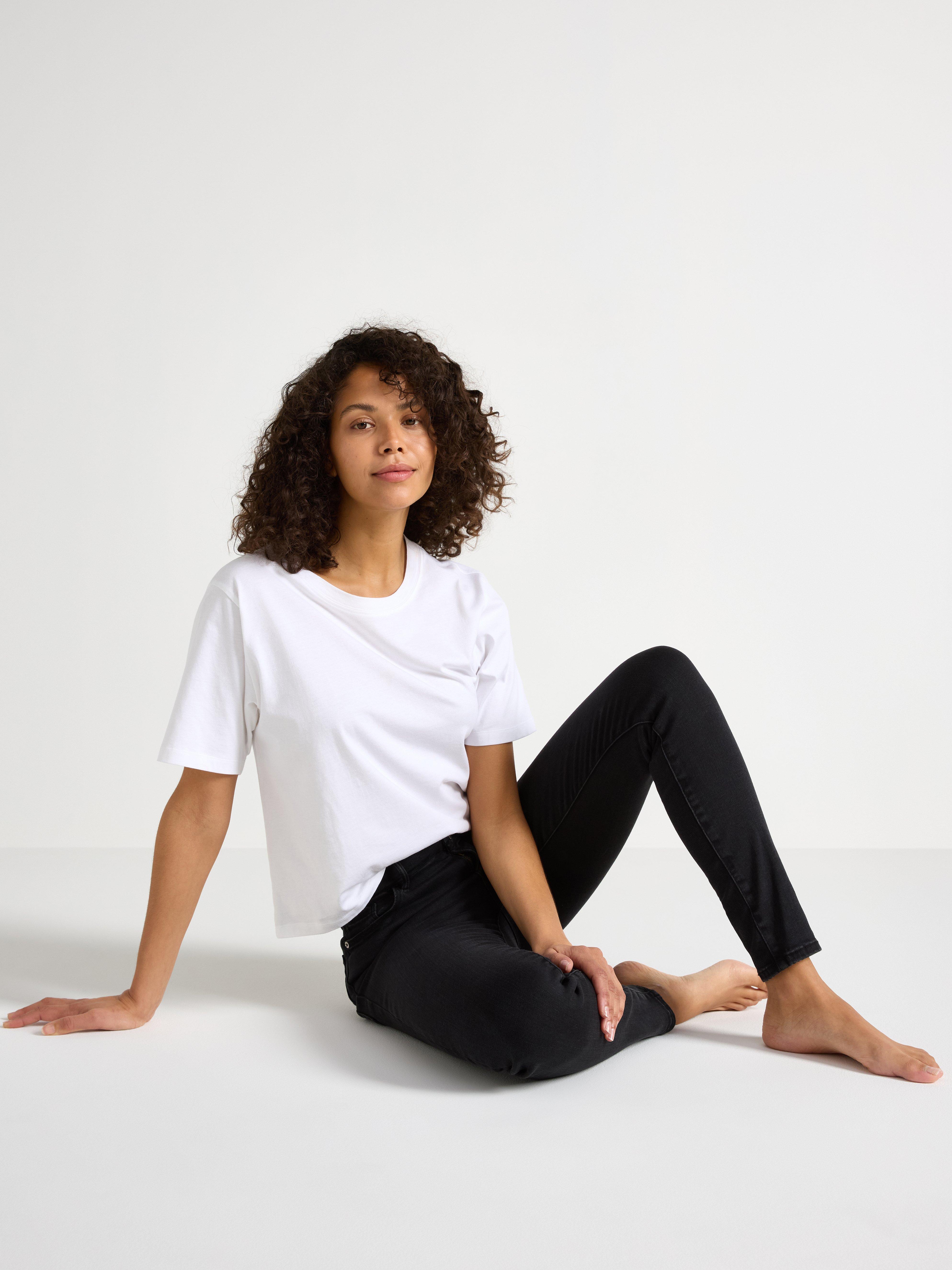 Calça jeans SLIM Clara superstretch, tamanho médio-alto, preta.