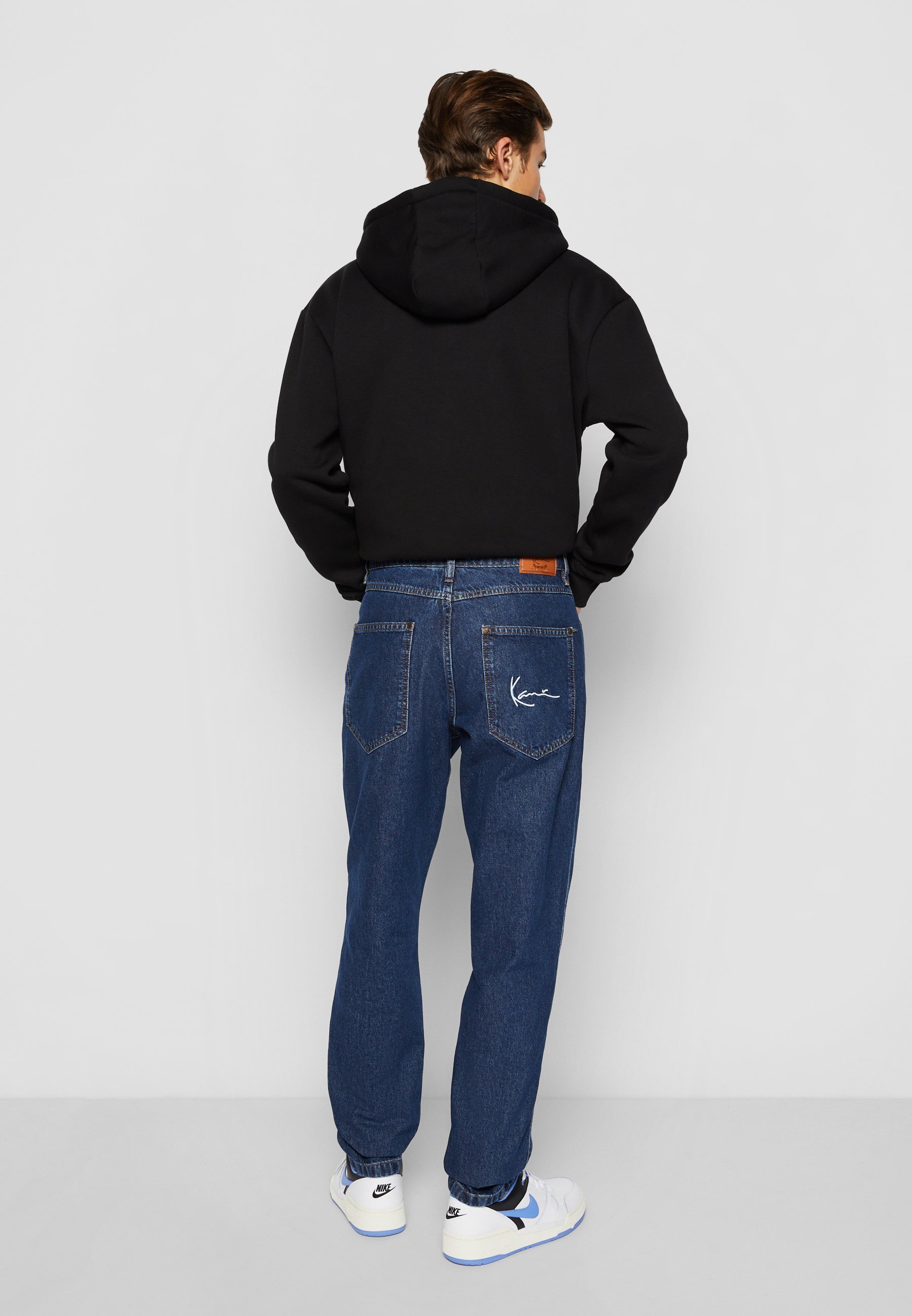 Jeans Karl Kani SMALL SIGNATURE TAPE FIVE POCKET DENIM - Gamba dritta - lavaggio blu