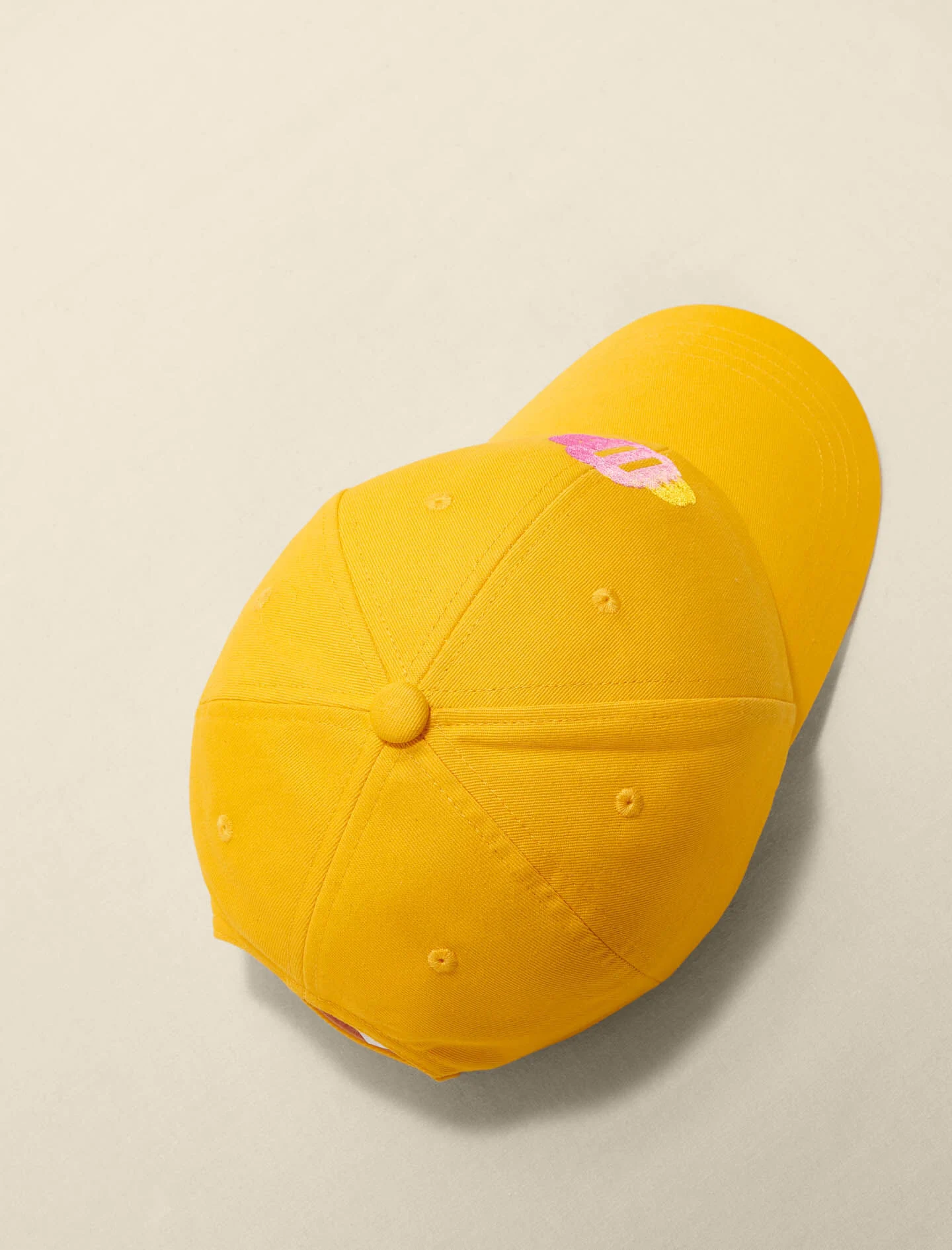 Katoenen pet met het Clover-Jaune soleil logo.