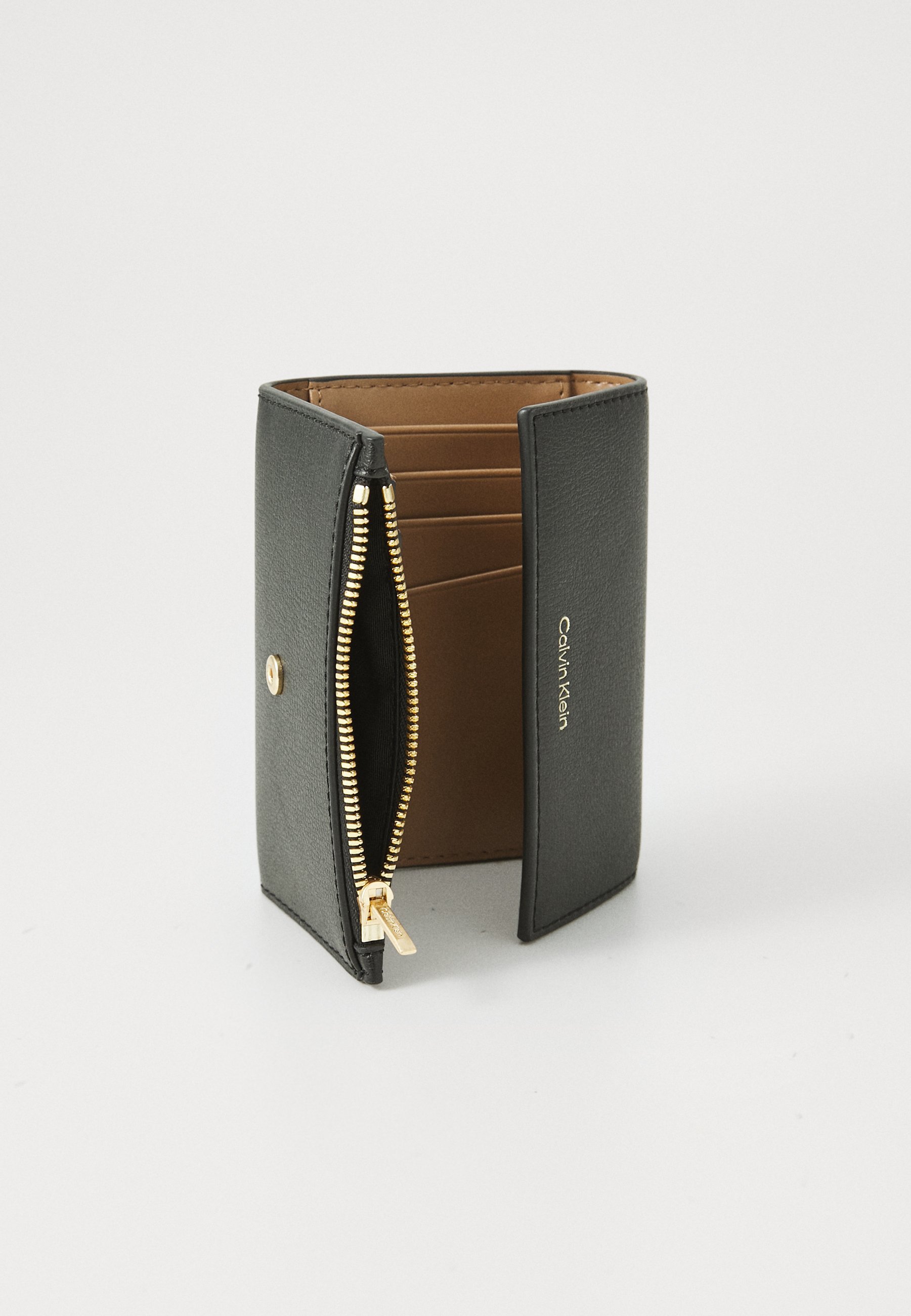 Calvin Klein LOGO TRIFOLD ZIP POCKET - Portemonnee - zwart/geroosterde kokosnoot