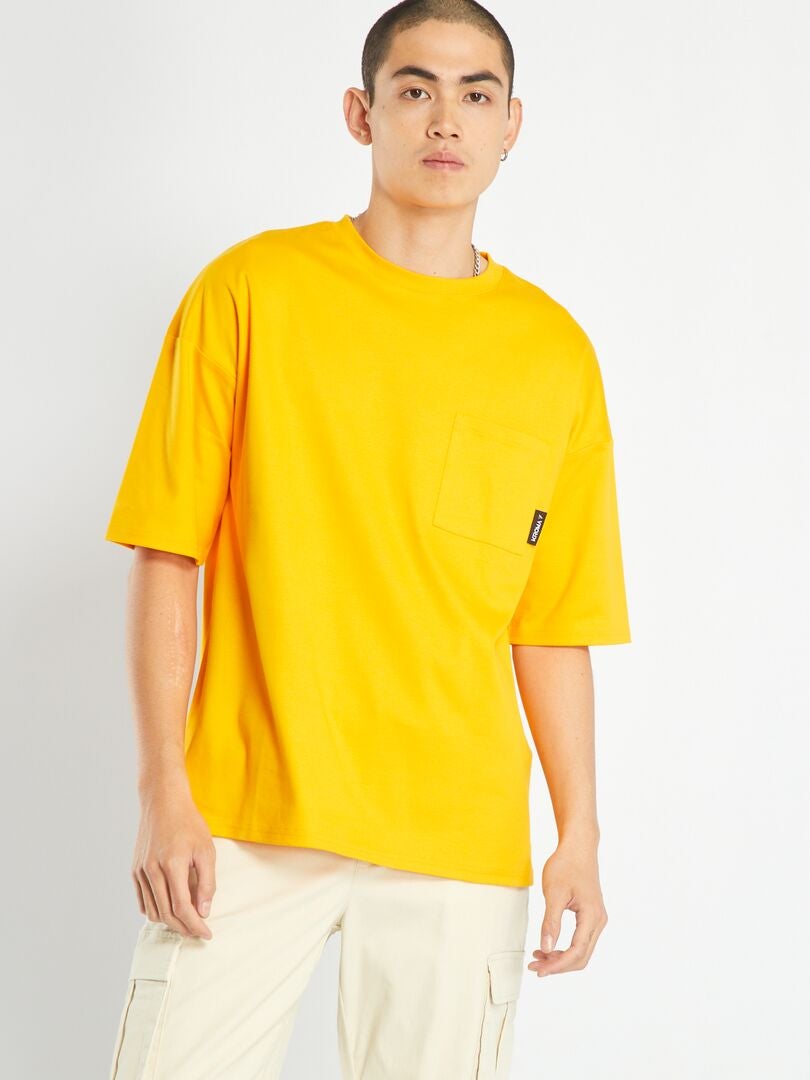 Camiseta com bolso no peito - AMARELA