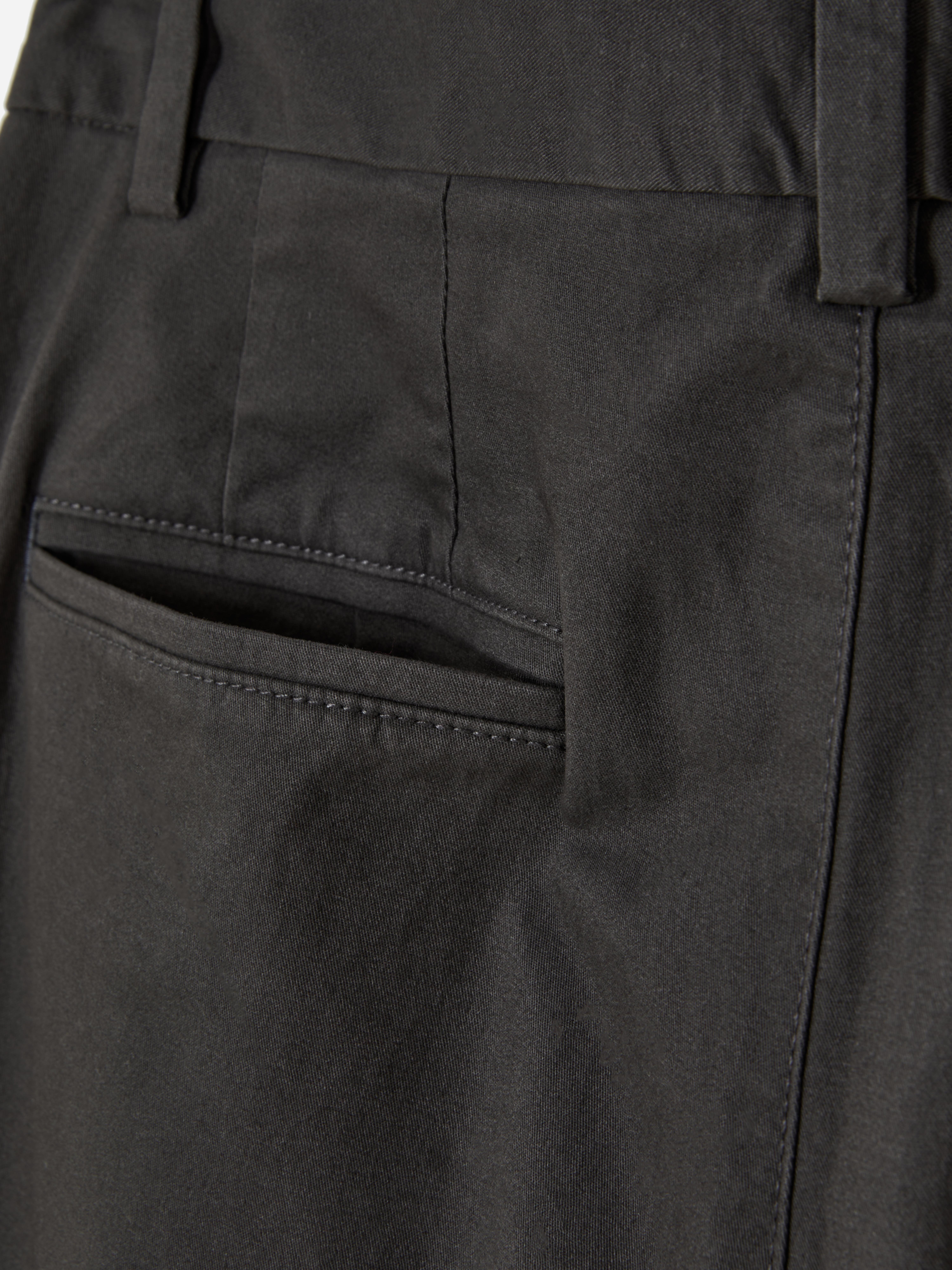 Pantaloni chino elastici cu croială dreaptă, cu închidere ascunsă cu nasturi și buzunare laterale practice