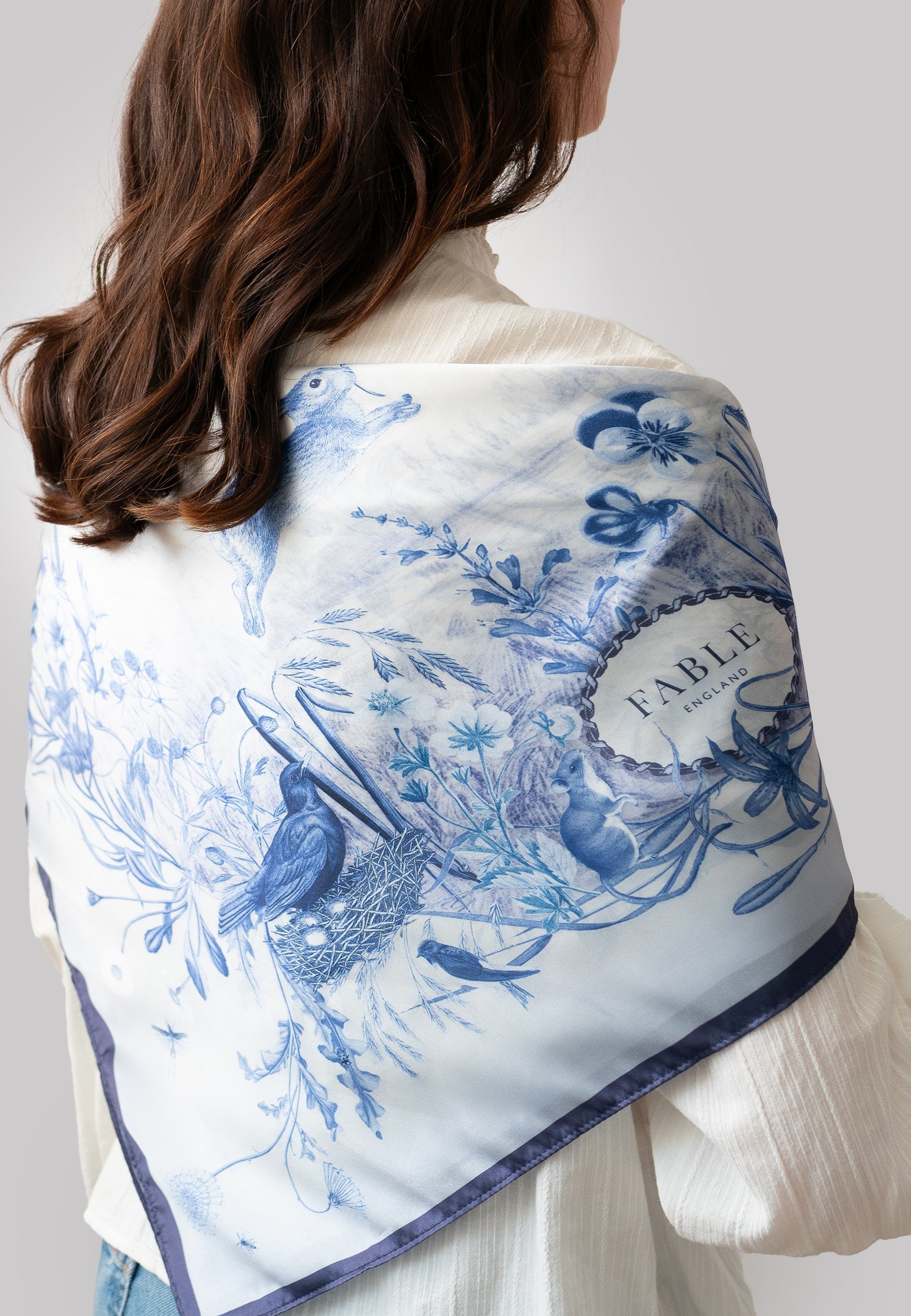 FABLE ENGLAND BUNNY BLUES NARRATIVE SQUARE - Sjaal - blauw