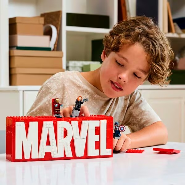 LEGO Marvel 76313 Logotip in minifigure Marvel