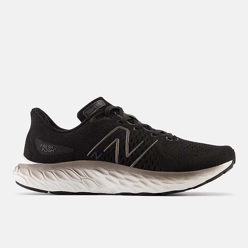 Fresh Foam X EVOZ v3 pro muže – černá s metalickým stříbrným povrchem