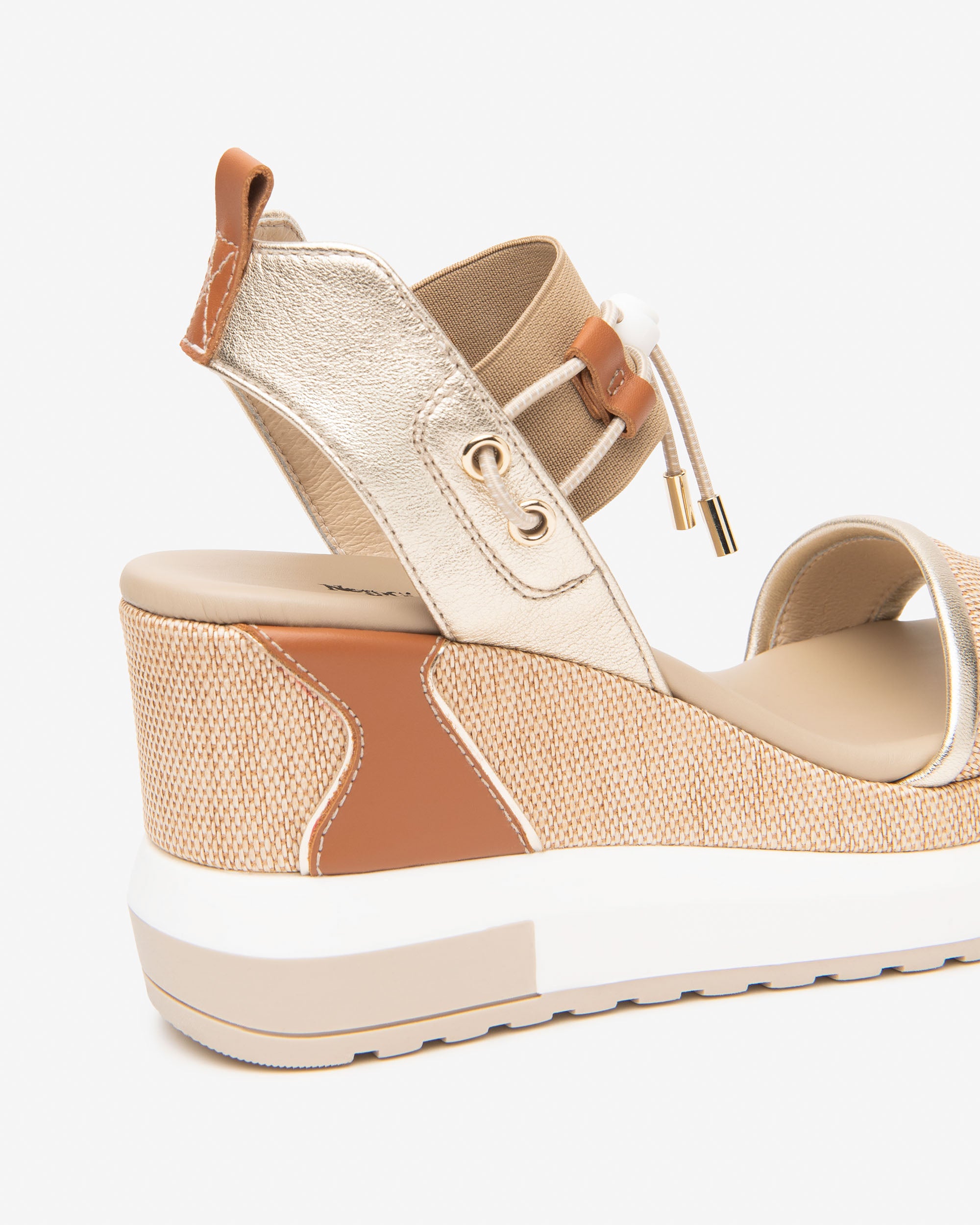  Damensandalen aus Leder, Canvas und technischen Materialien