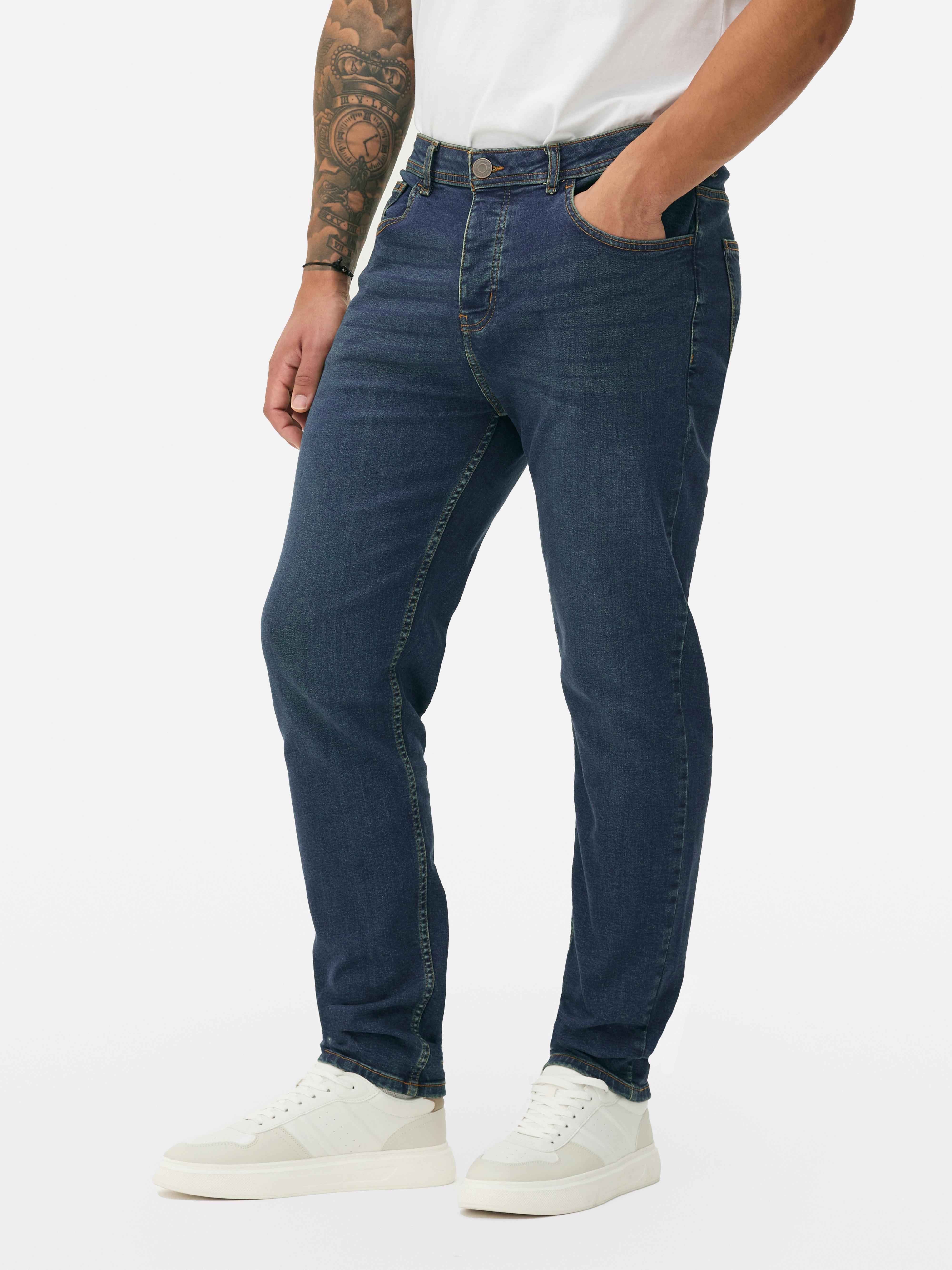 Blugi elastici, slim fit. Blugi mulați cu închidere cu nasturi, cinci buzunare și găici pentru curea.