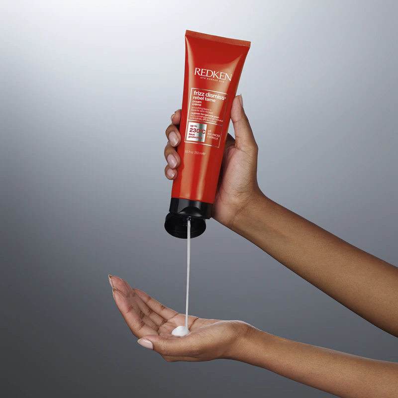 creme protetor térmico Redken Frizz Dismiss suaviza os cabelos rebeldes.