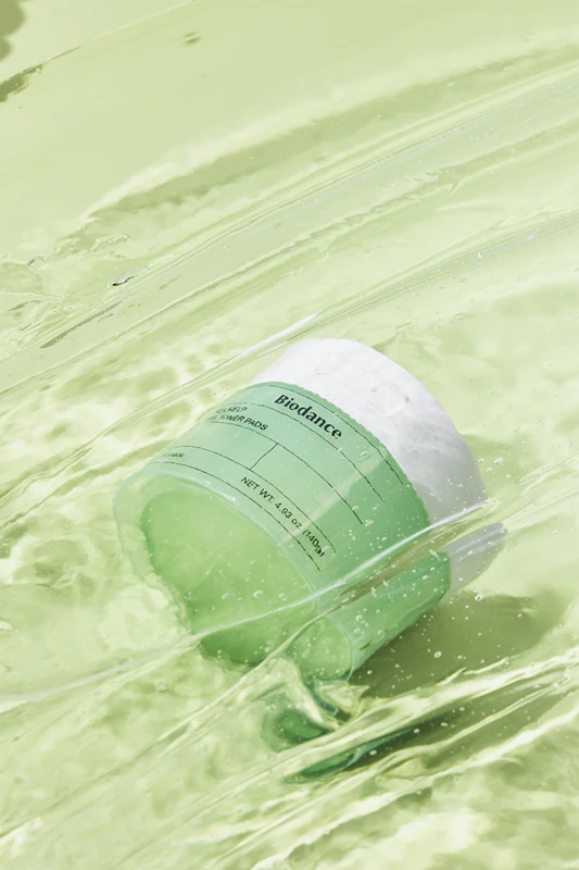 Biodance Sea Kelp Gel Toner Pads jsou zklidňující a tonizující pleťové tampony.