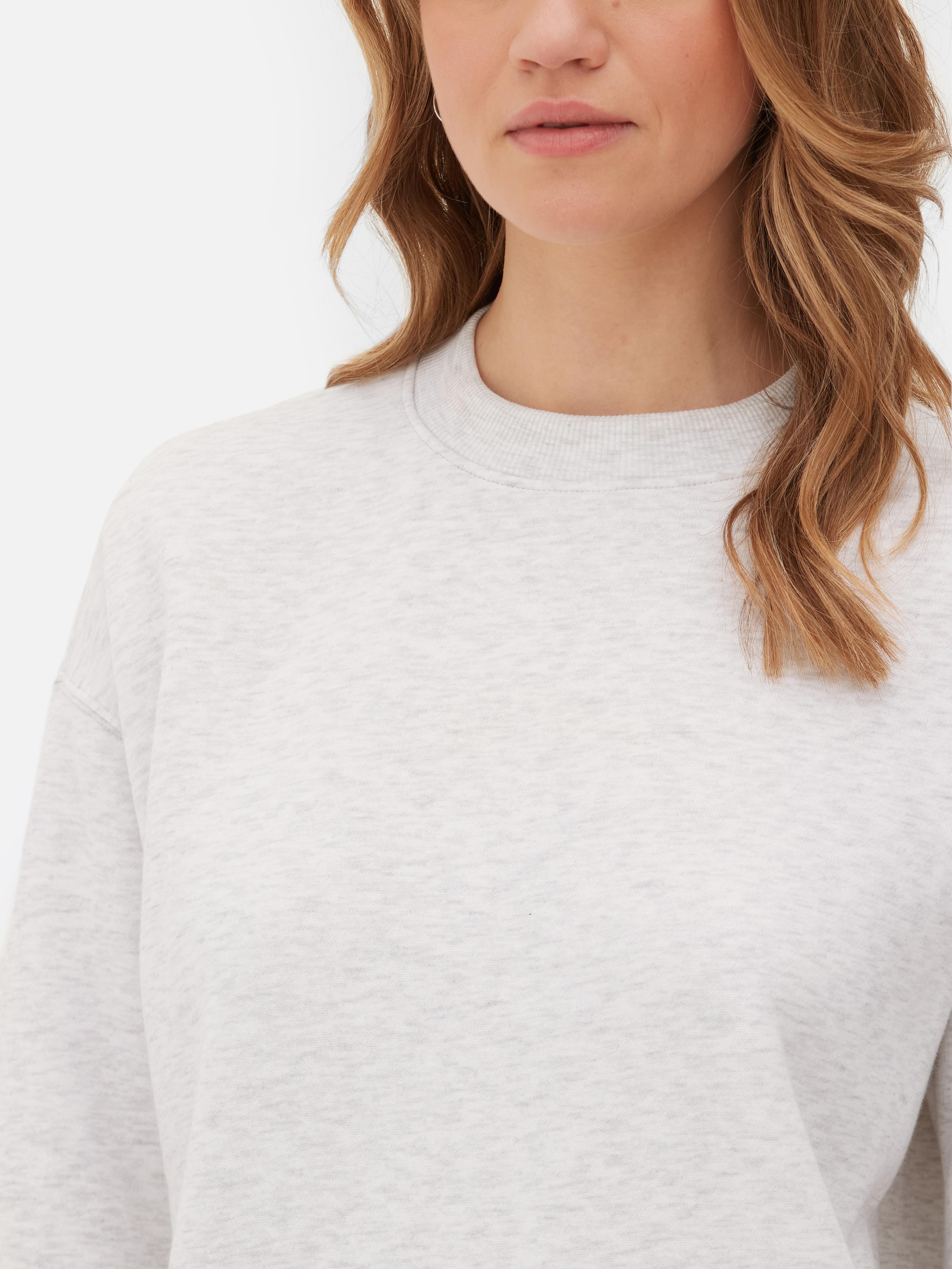 Κλασική μπλούζα με στρογγυλή λαιμόκοψη. Μια μπλούζα με στρογγυλή λαιμόκοψη από ζέρσεϊ είναι απόλυτα άνετη και casual.