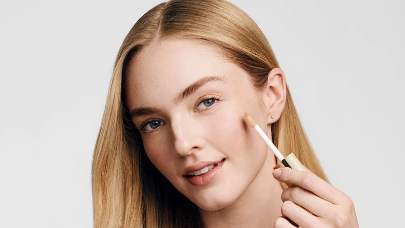 „Estée Lauder Double Wear Stay-in-Place“ ilgai išliekantis maskuoklis