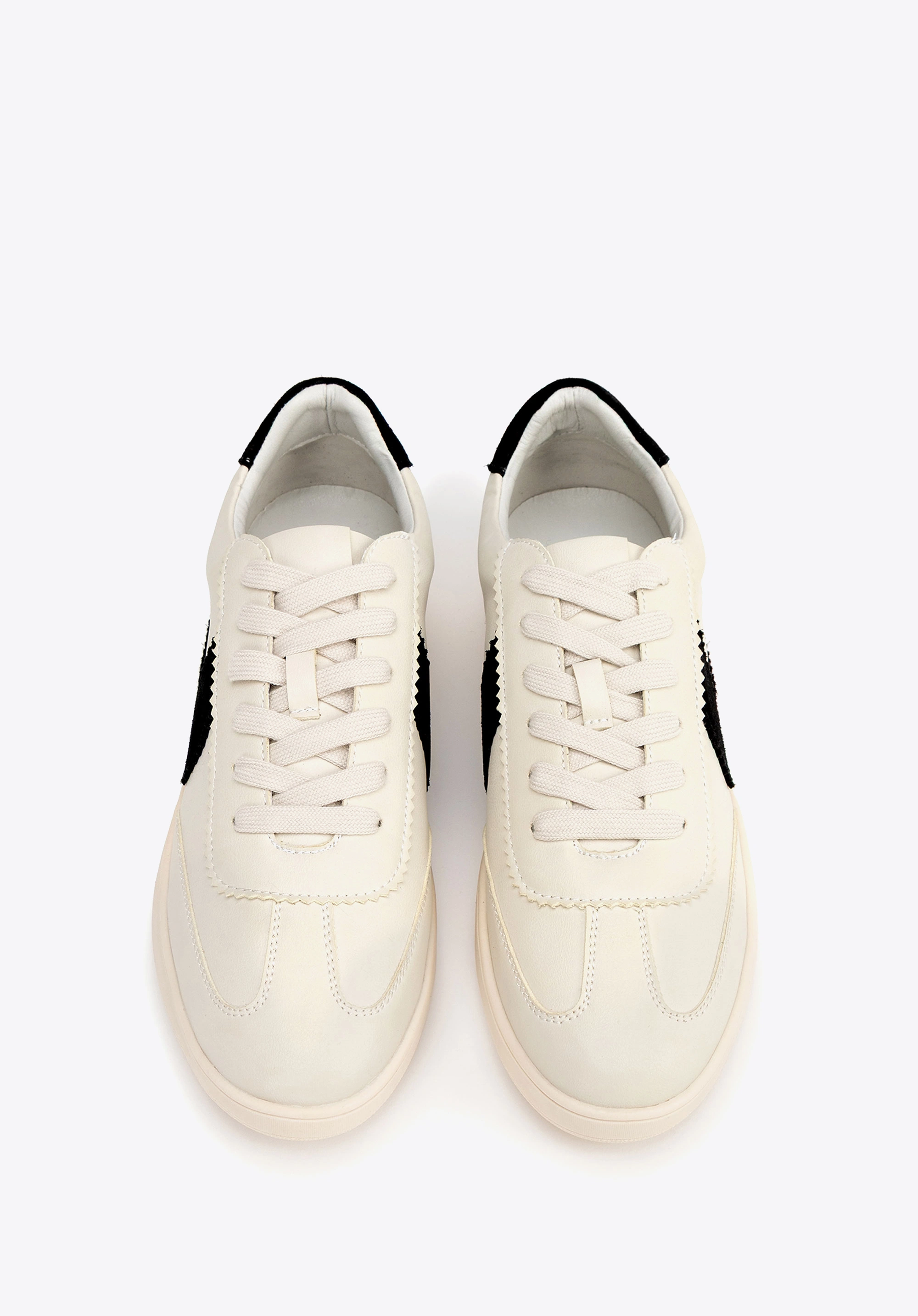 Zamszowe sneakersy z kontrastowymi wstawkami z ekoskóry beżowo - czarne
