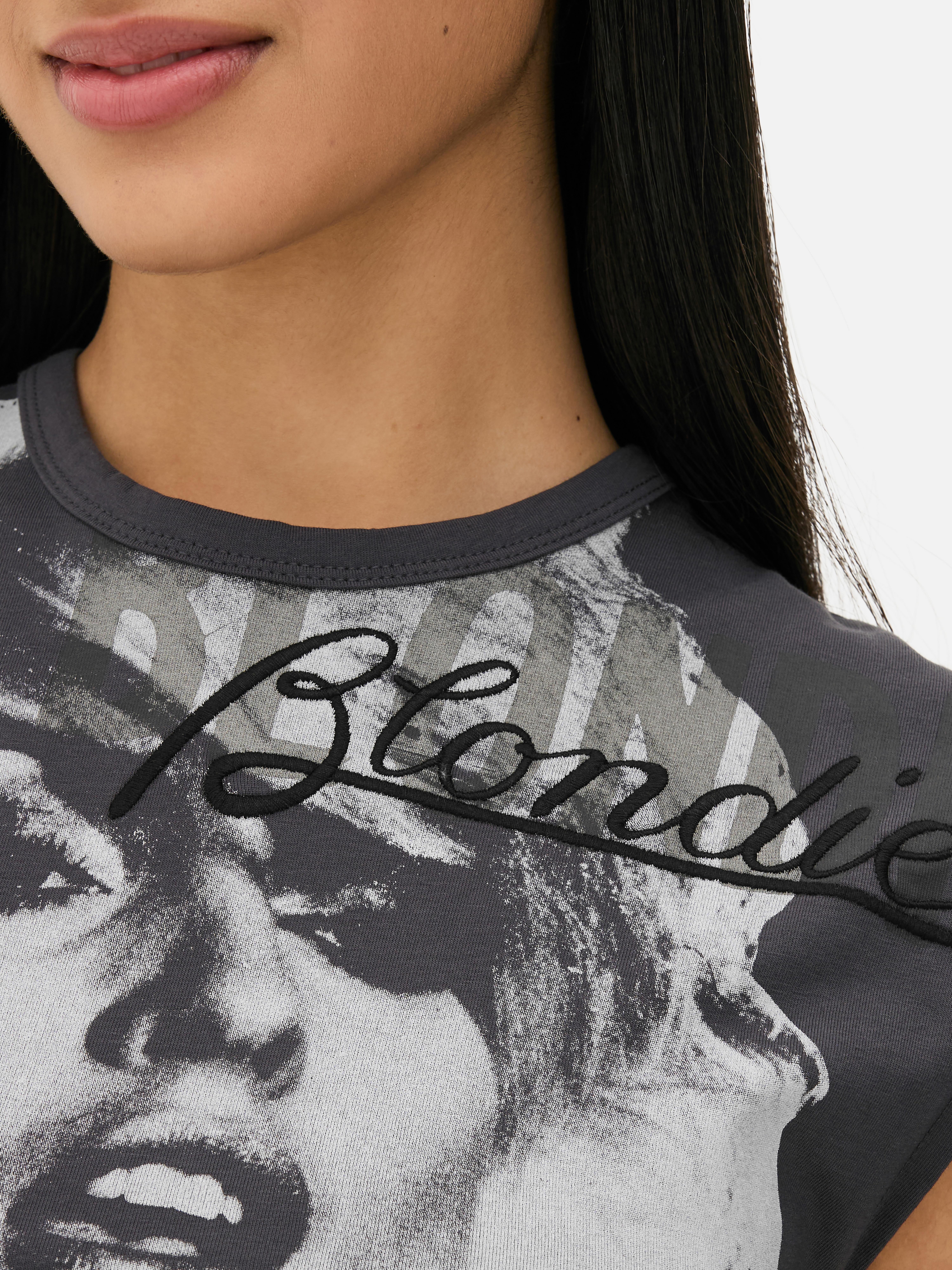 Tricou pentru bebeluși cu imprimeu Blondie. Un tricou scurt cu mâneci scurte și imprimeu Blondie pe față.
