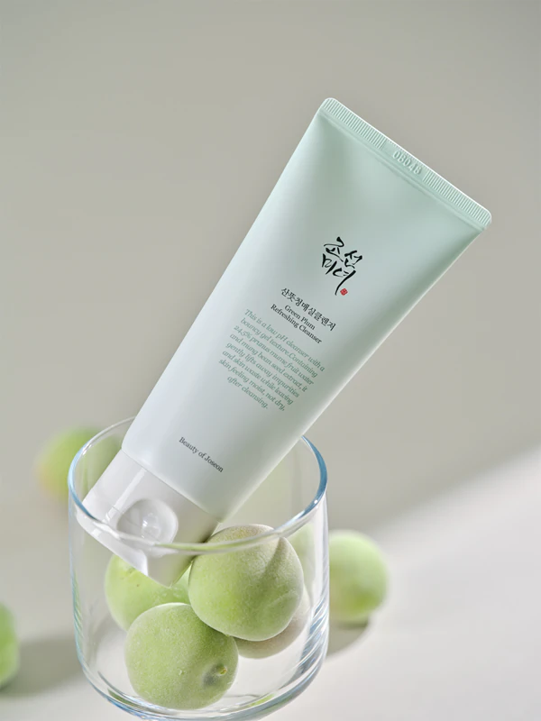 Beauty of Joseon Green Plum Refreshing Cleanser é um creme de limpeza suave com espuma e efeito hidratante.