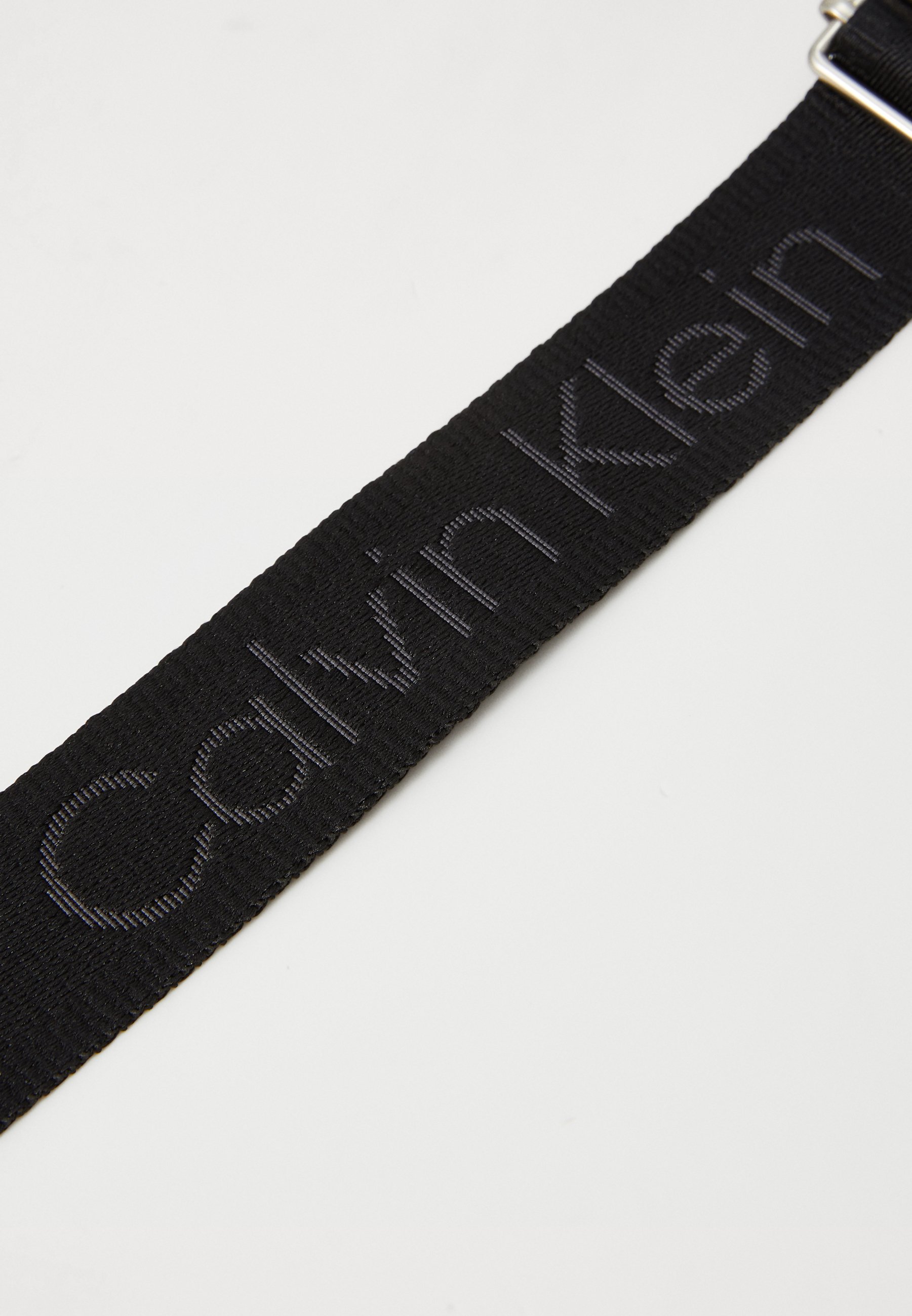 Calvin Klein WEBBING STRAP CAMERA BAG - Kabelka přes rameno - black