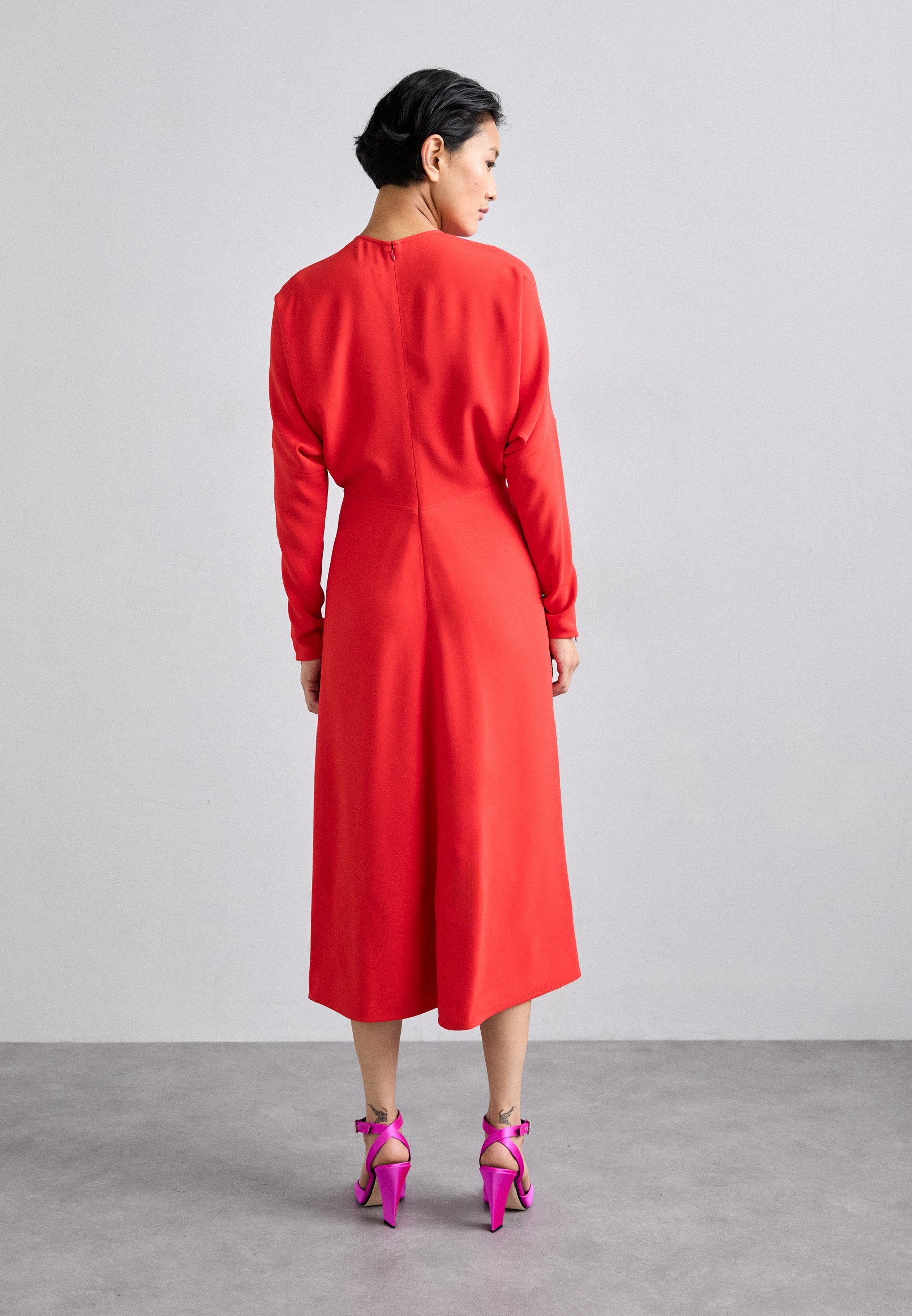 Victoria Beckham DOLMAN MIDI JURK - Cocktailjurk / Feestjurk - rood