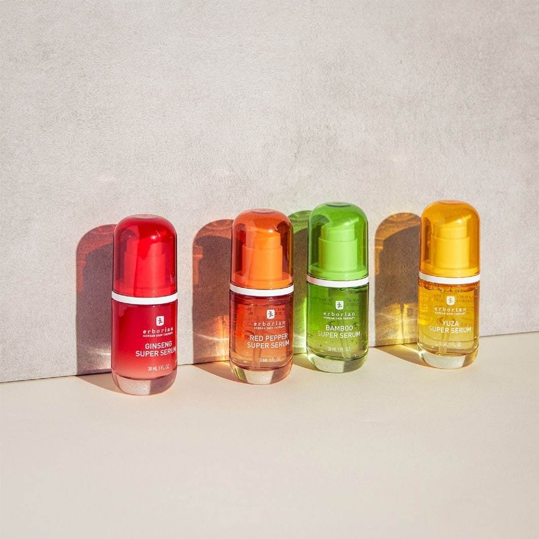 ERBORIAN serum protiv starenja. Pomiješajte 1 do 4 doze pumpice sa svojom dnevnom kremom ili koristite sa Crème Illuminatrice Sun Perfect SPF 50. Za tamniji ten, isperite kosu nakon nanošenja. – 30 ml