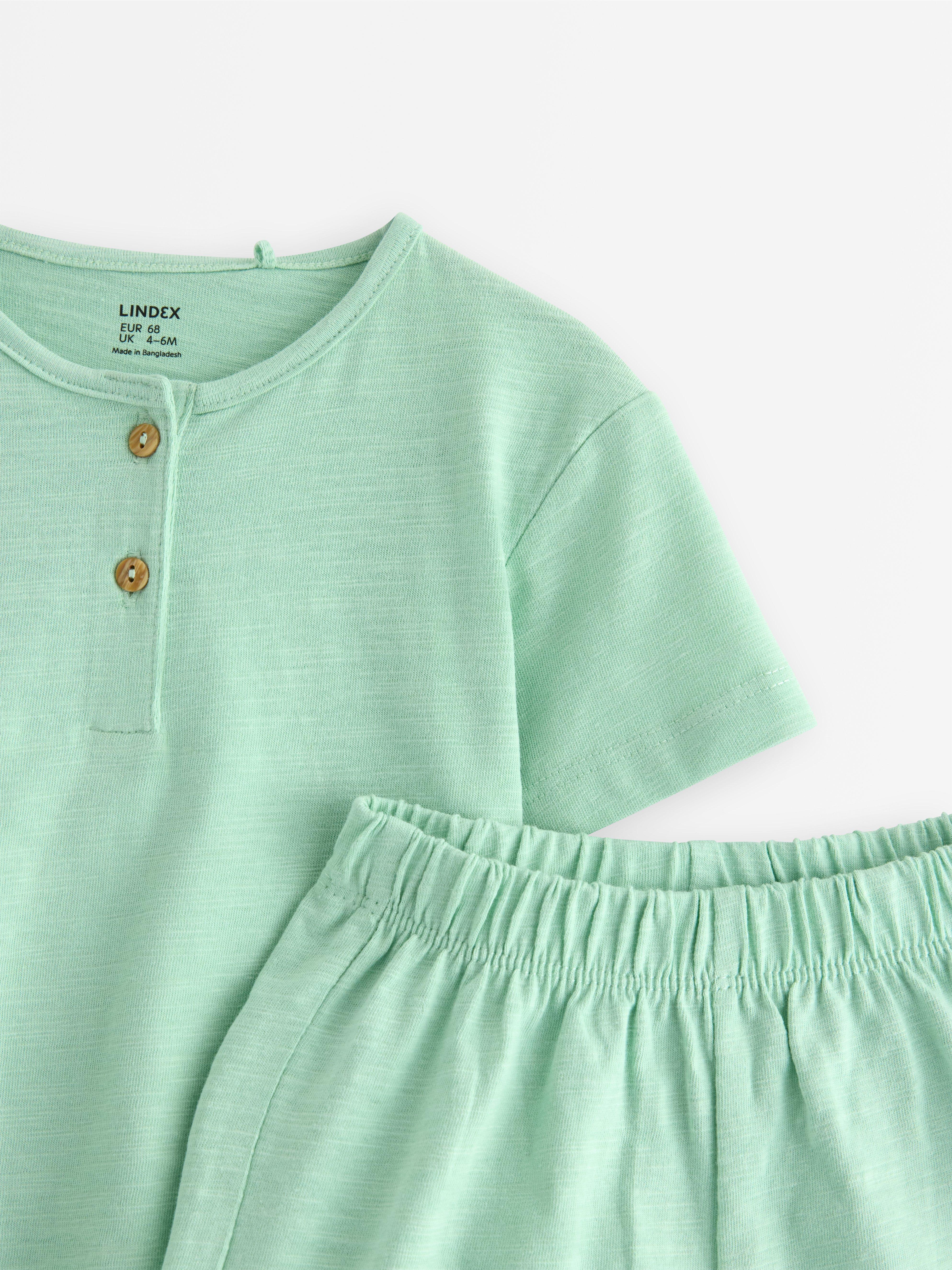 Conjunto - camiseta e shorts verde-claro acinzentado