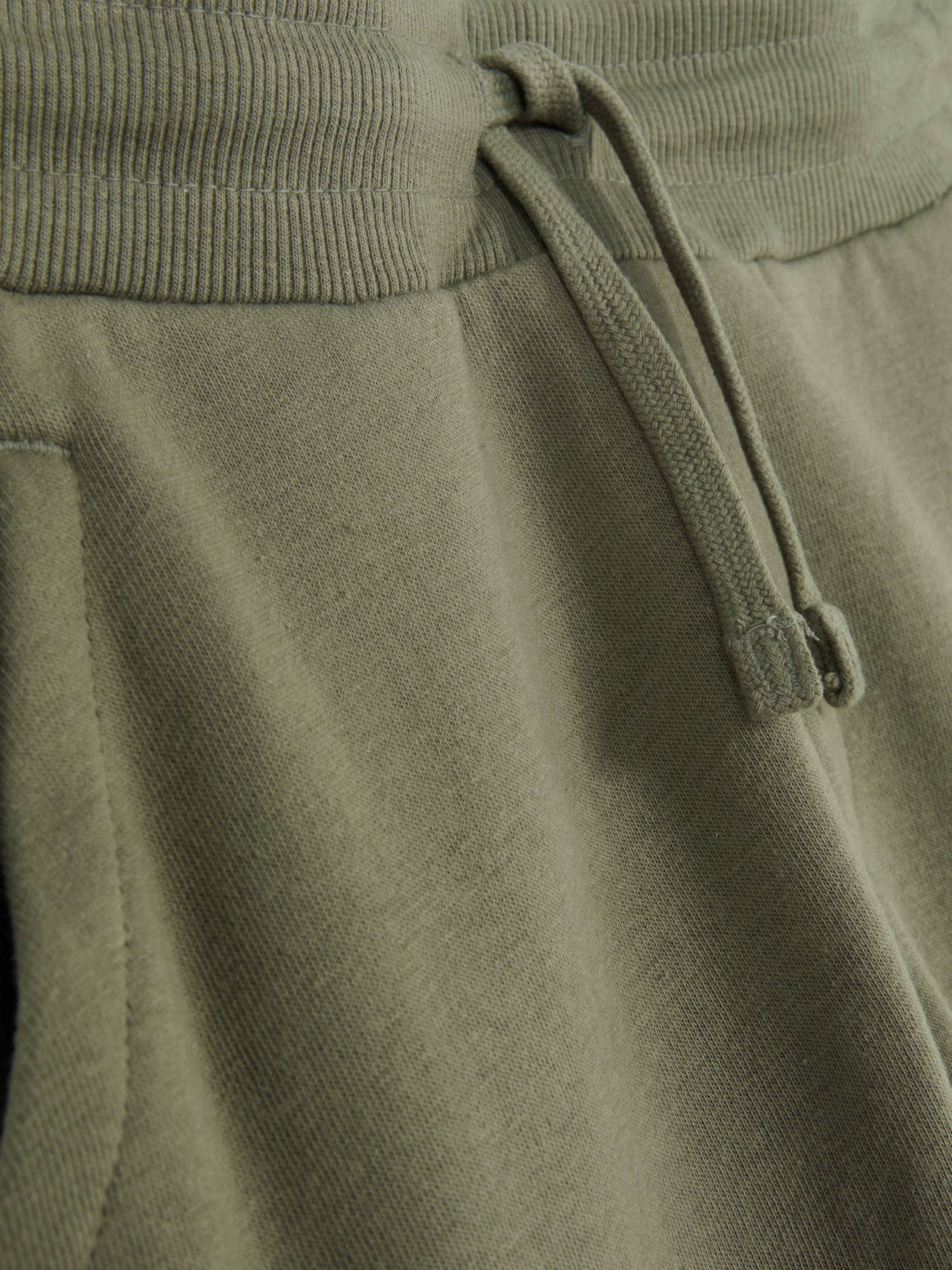 Pantaloni de trening cargo cu șnur de strângere Pantaloni de trening cu manșete cu nervuri, talie cu șnur de strângere, buzunare și clinuri