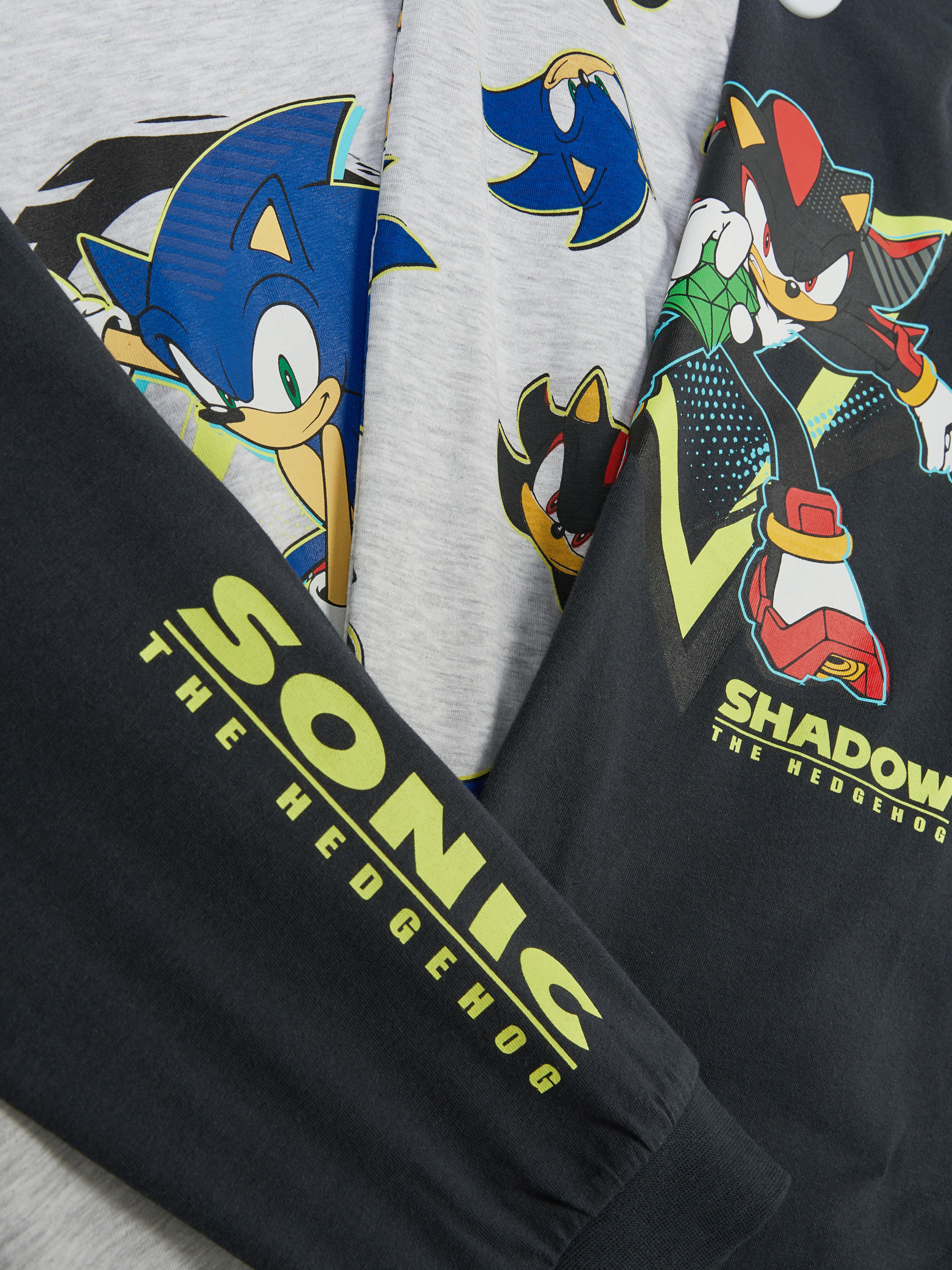 Pijamale Sonic the Hedgehog și Shadow, set de 2. Două seturi de pijamale cu tricou și pantaloni Sonic și Shadow.