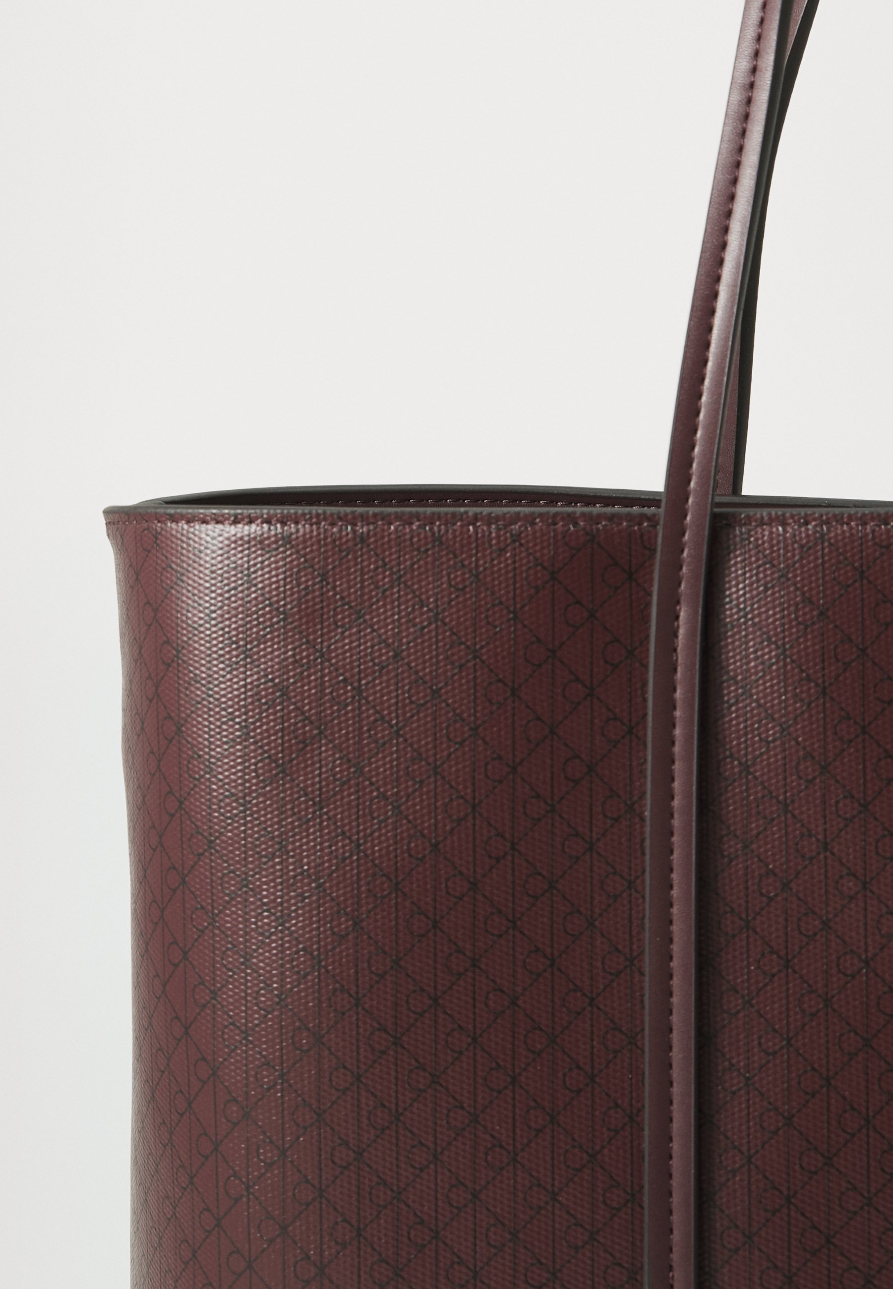 Calvin Klein COATED EMBLEM - Handtas - fudge aop