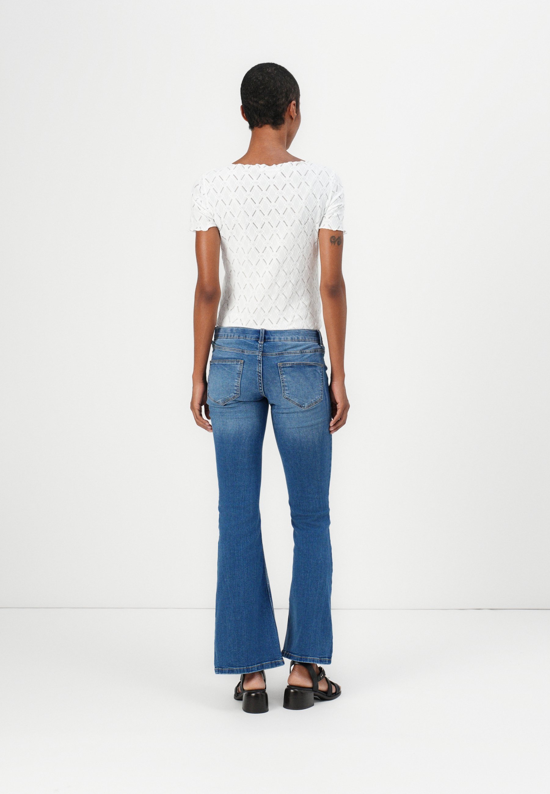 Vero Moda Maternity VMMSIGI FLARED - Jeansy dzwony - średni niebieski denim