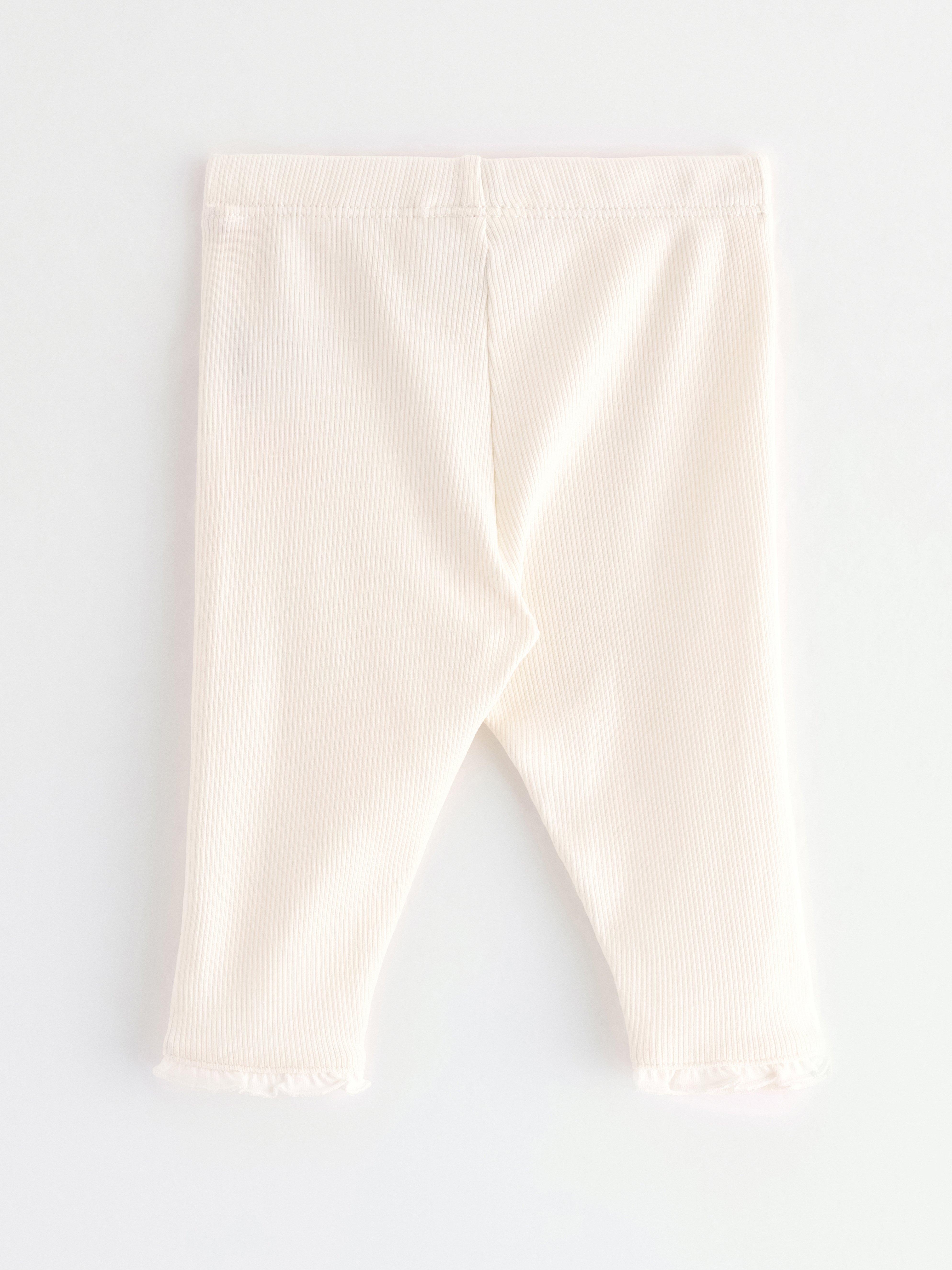 Leggings caneladas em tom branco claro acinzentado