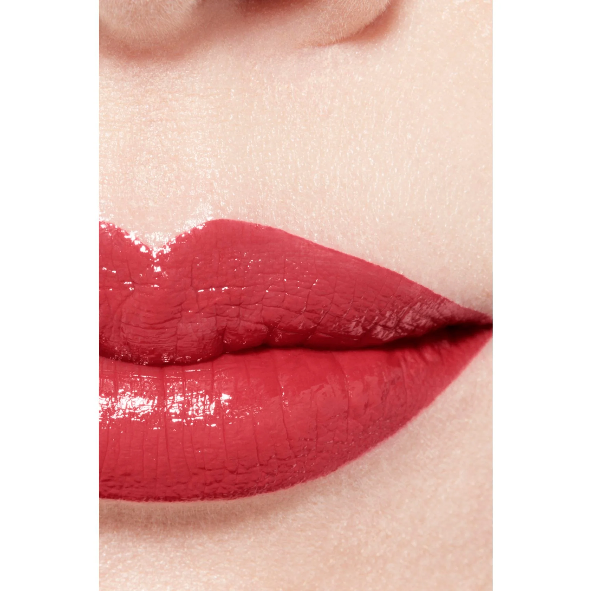 ROUGE ALLURE LAQUE - IL ROSSETTO FLUIDO BRILLANTE TENUTA ESTREMA