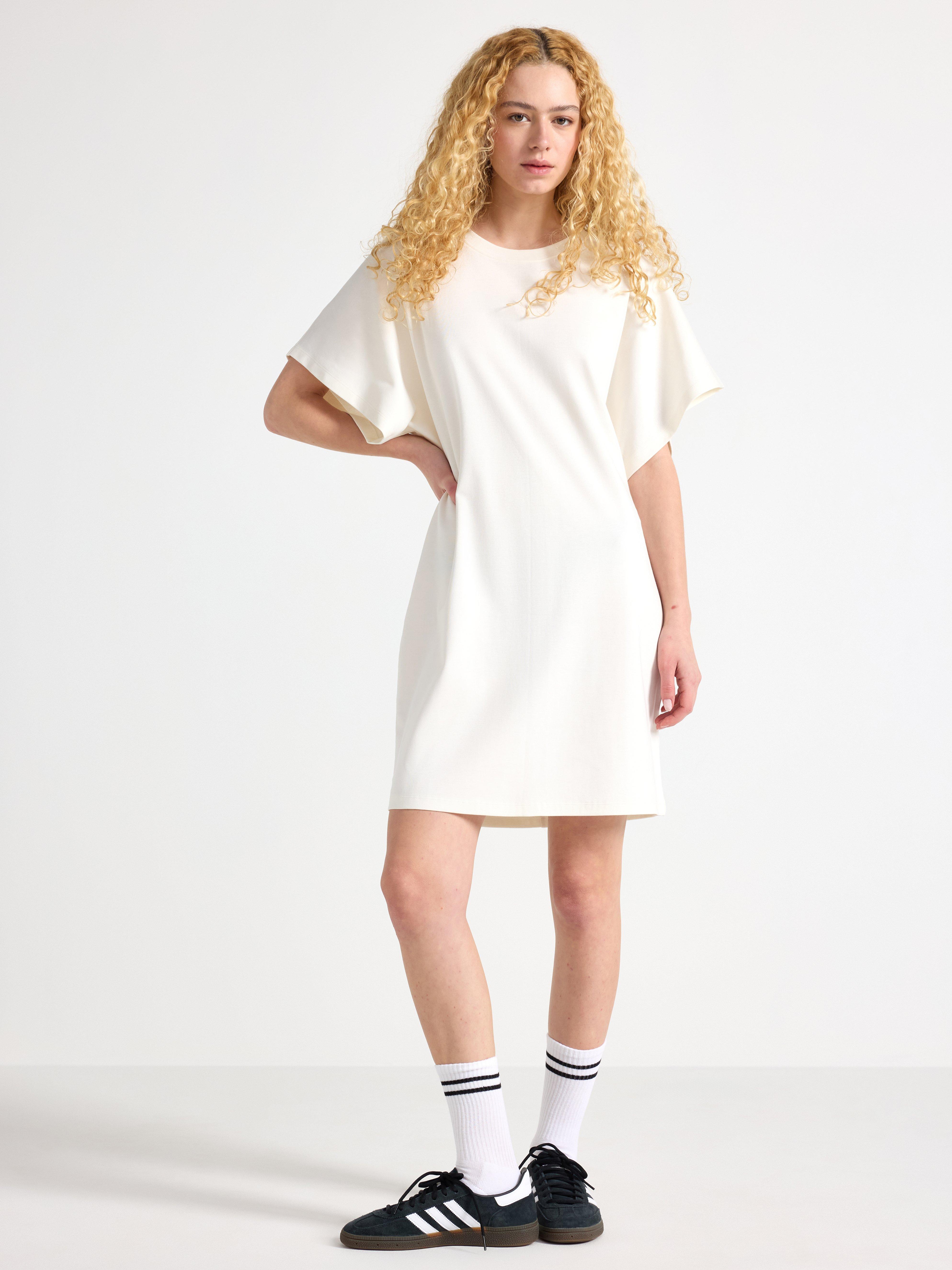 Vestido tipo camiseta blanco claro